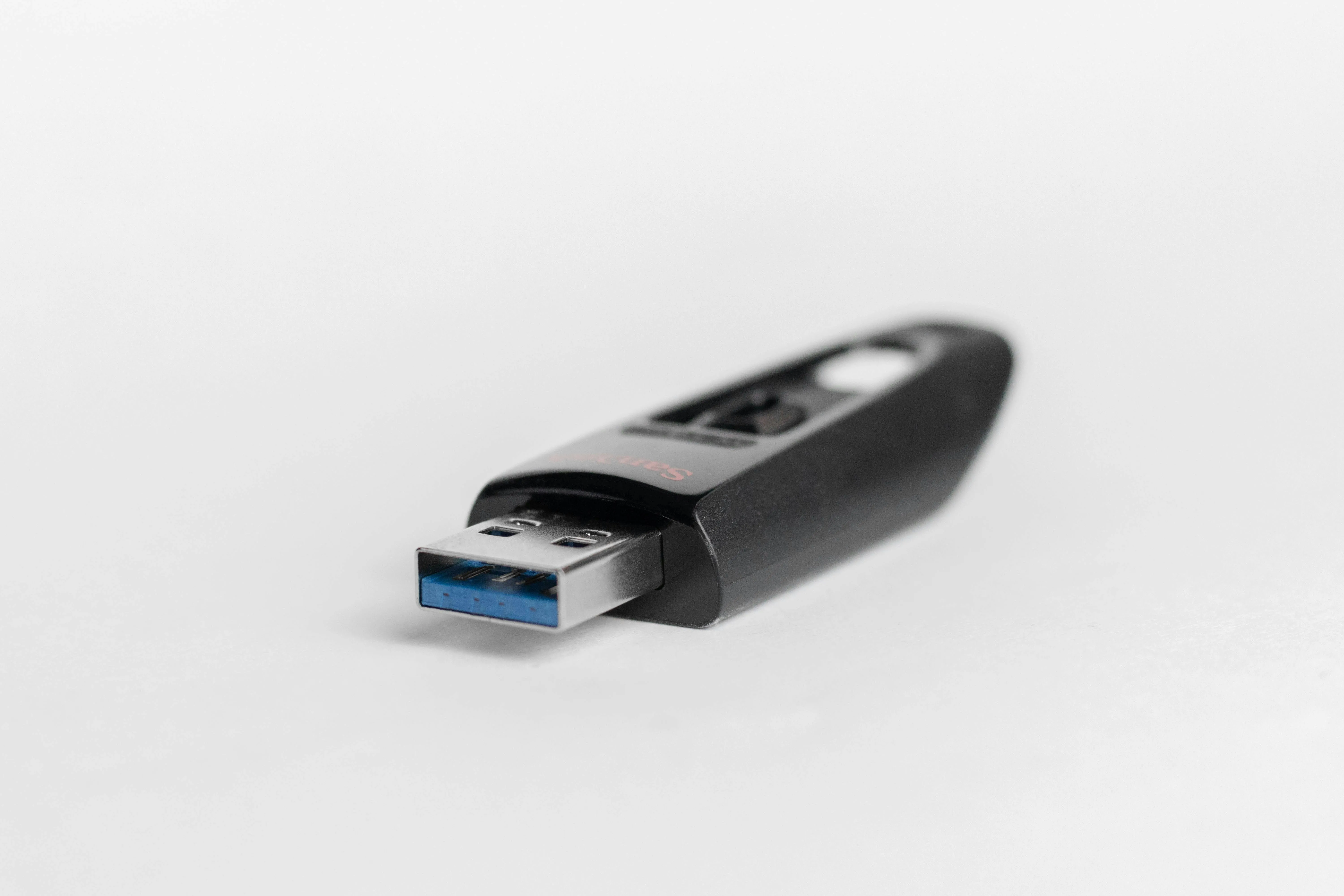 USB lưu trữ file ISO Windows tùy chỉnh, dùng để cài đặt hệ điều hành trên nhiều thiết bị.