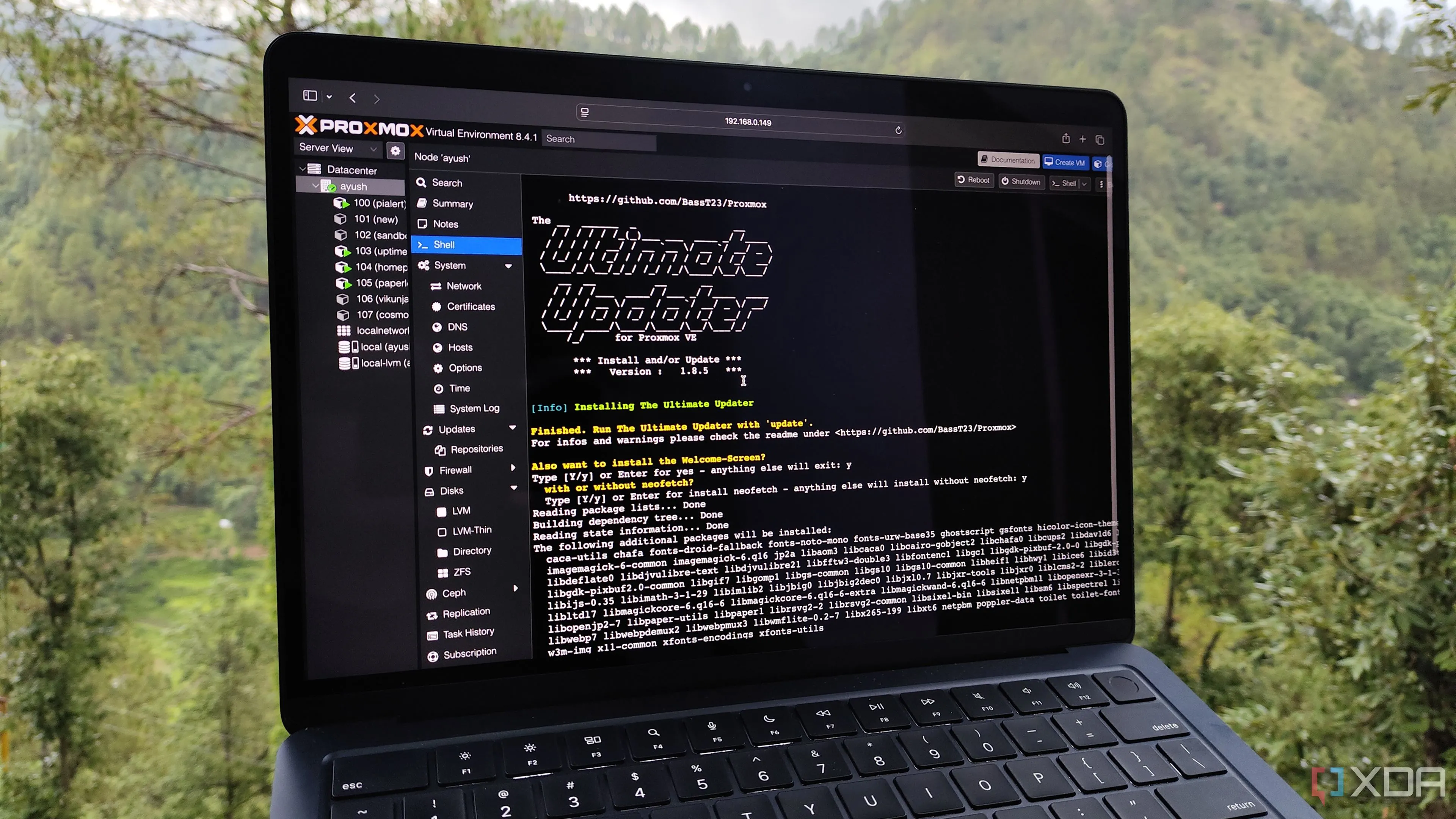 Xác nhận cài đặt gói Ultimate Updater trên Proxmox với màn hình chào mừng Neofetch