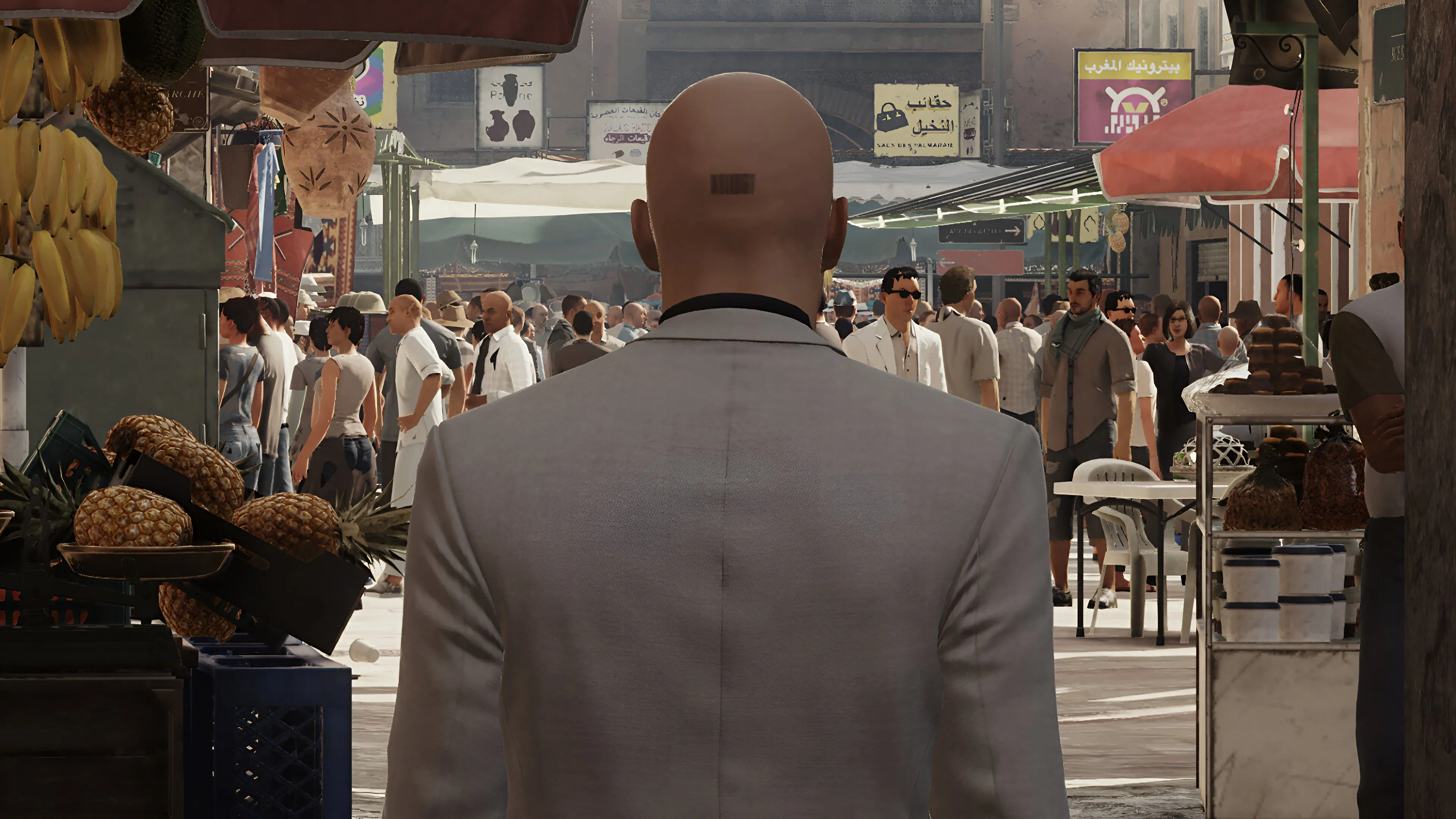 Agent 47, nhân vật chính của Hitman, trong series World of Assassination với bộ vest trắng đặc trưng.