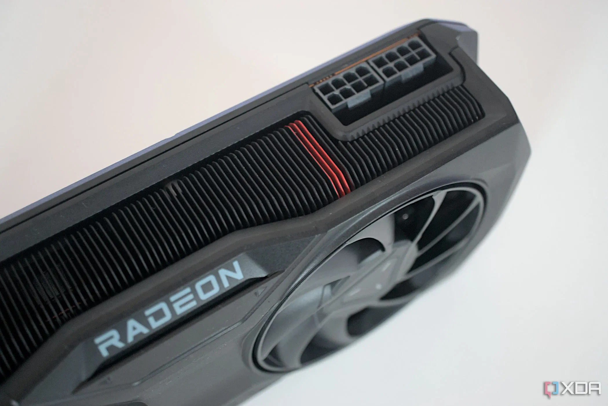 AMD Radeon RX 7800 XT với cổng nguồn
