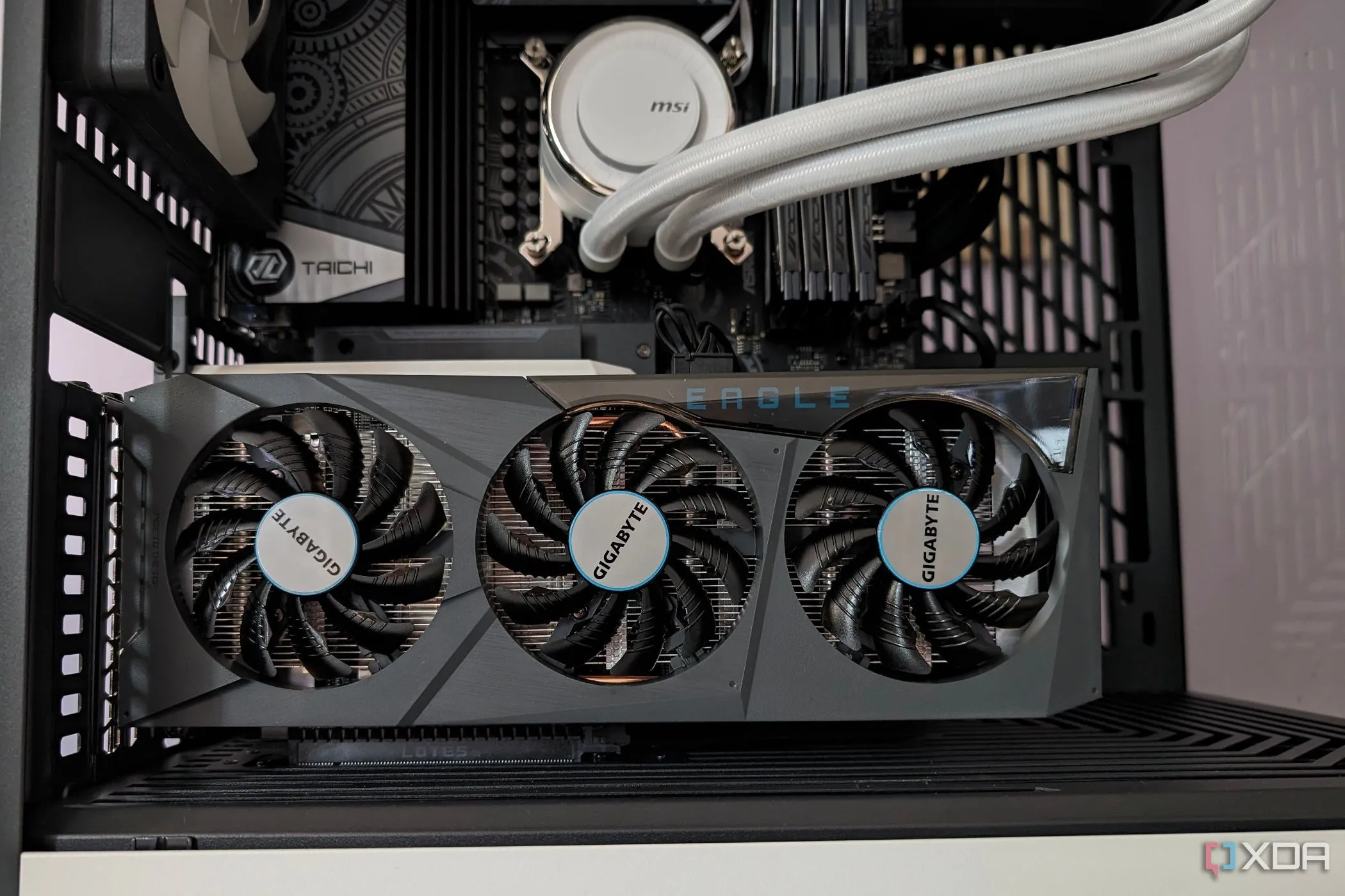 Ảnh cận cảnh GPU Gigabyte RX 6600, minh họa một linh kiện phần cứng cần driver được quản lý bởi DDU