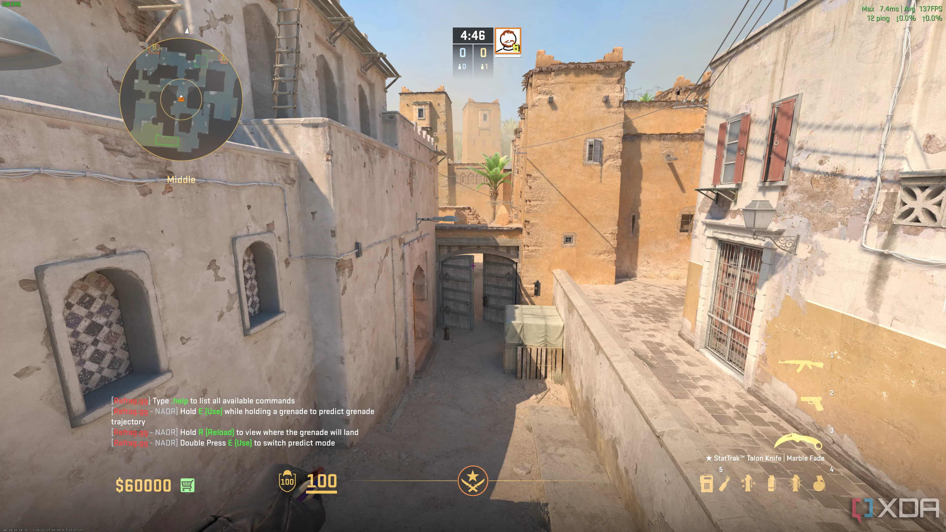 Ảnh chụp khung cảnh một ngõ hẹp đặc trưng trên bản đồ Dust II trong Counter-Strike 2, nơi thường xuyên diễn ra giao tranh, nhấn mạnh tầm quan trọng của việc học bản đồ và các callout chiến thuật.