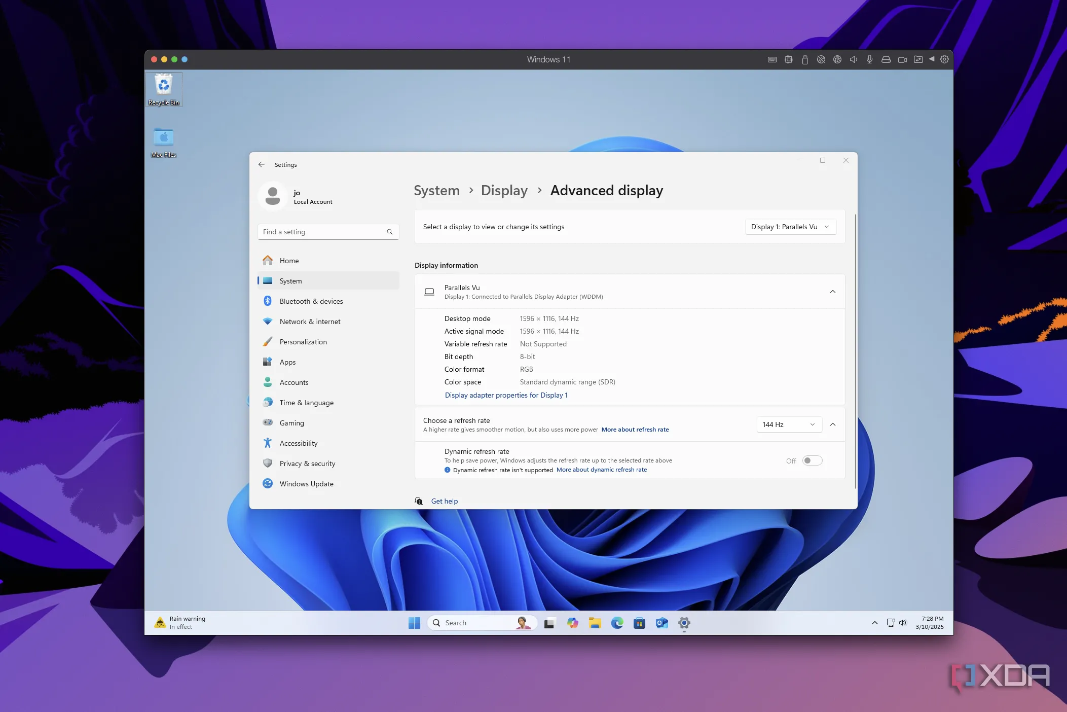 Ảnh chụp màn hình cài đặt hiển thị của Windows 11 trong Parallels Desktop, cho thấy tùy chọn tần số quét 144Hz được hỗ trợ