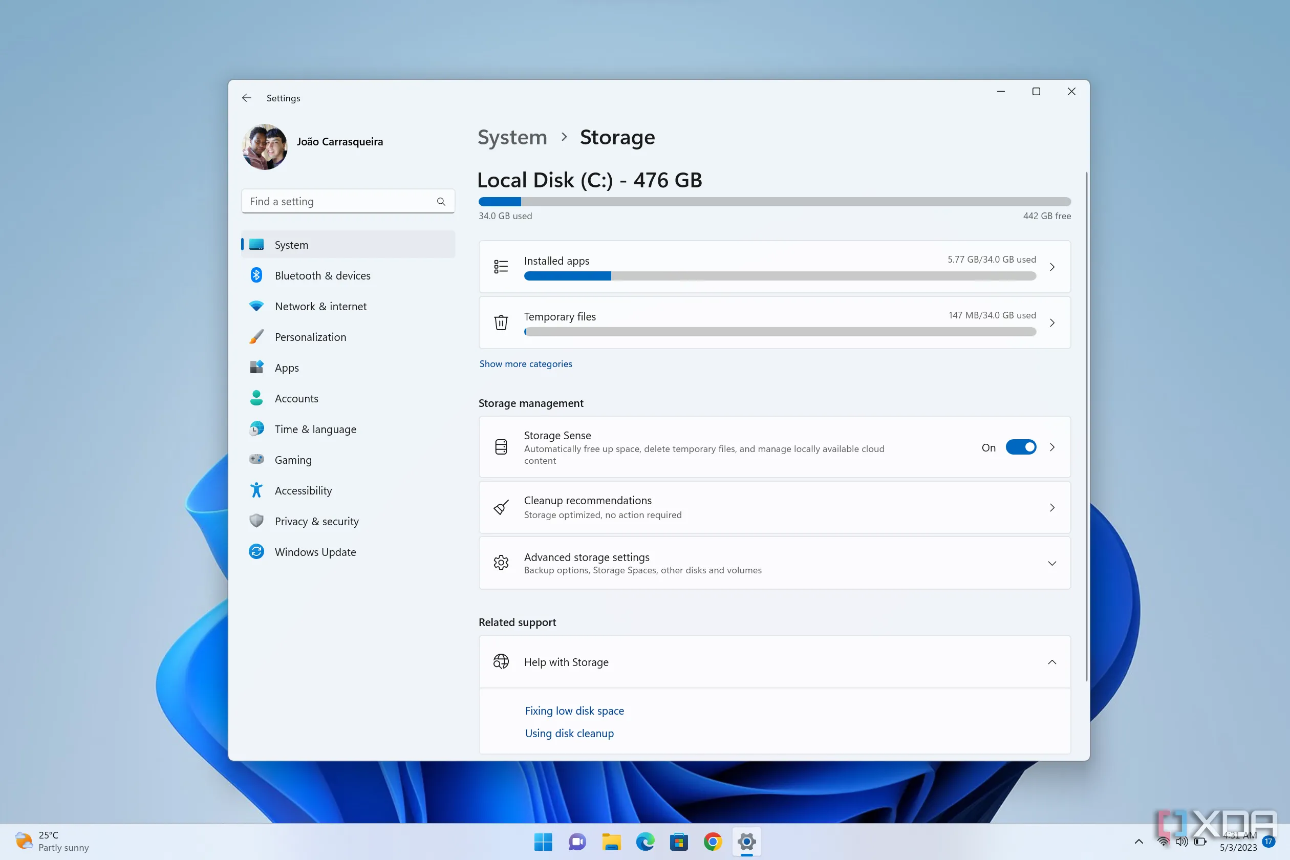 Ảnh chụp màn hình cài đặt lưu trữ Windows 11 trên nền desktop mặc định
