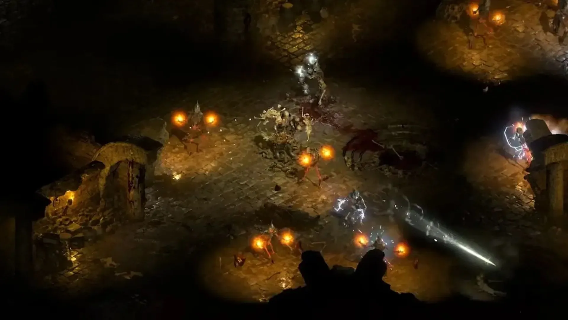 Ảnh chụp màn hình cảnh chiến đấu trong hầm ngục của Diablo 2: Resurrected