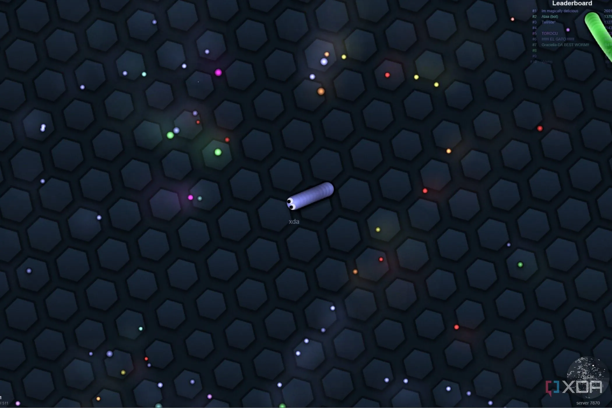 Ảnh chụp màn hình game Slither.io, một con rắn lớn đang di chuyển trên màn hình