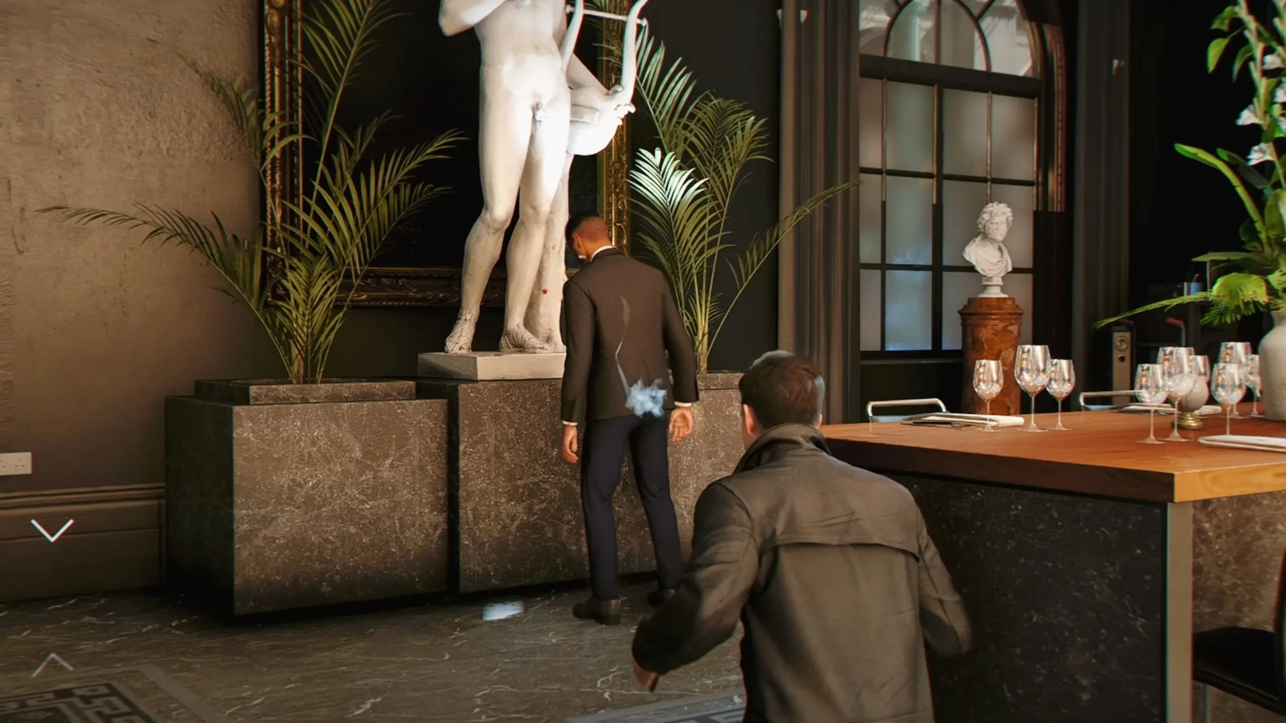 Ảnh chụp màn hình gameplay của 007 First Light, cảnh điệp viên James Bond đang thực hiện hành động lén lút và đánh lạc hướng kẻ thù