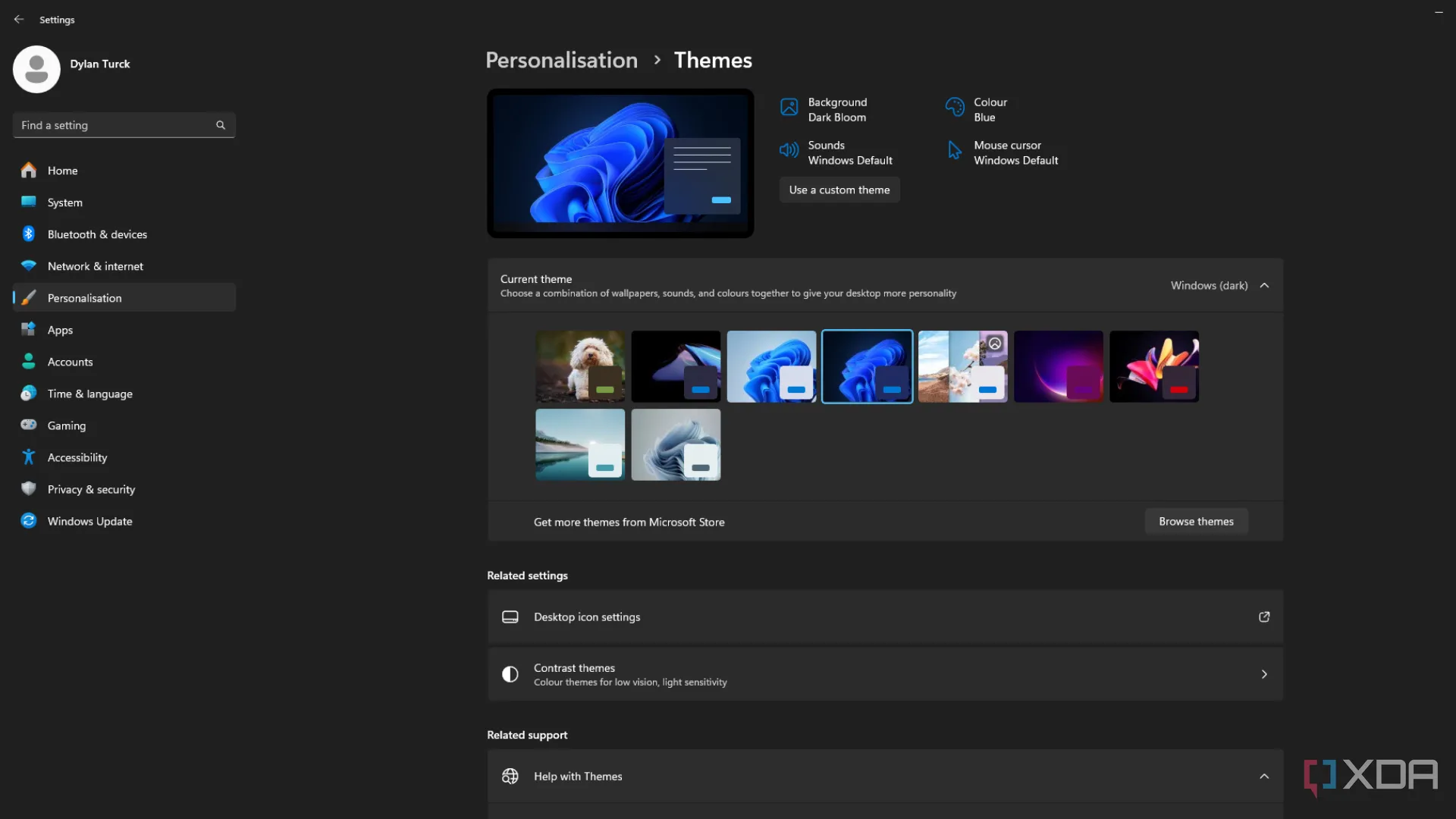 Ảnh chụp màn hình menu Theme trong Windows 11, cho thấy các tùy chọn cài đặt theme Chicks and Bunnies