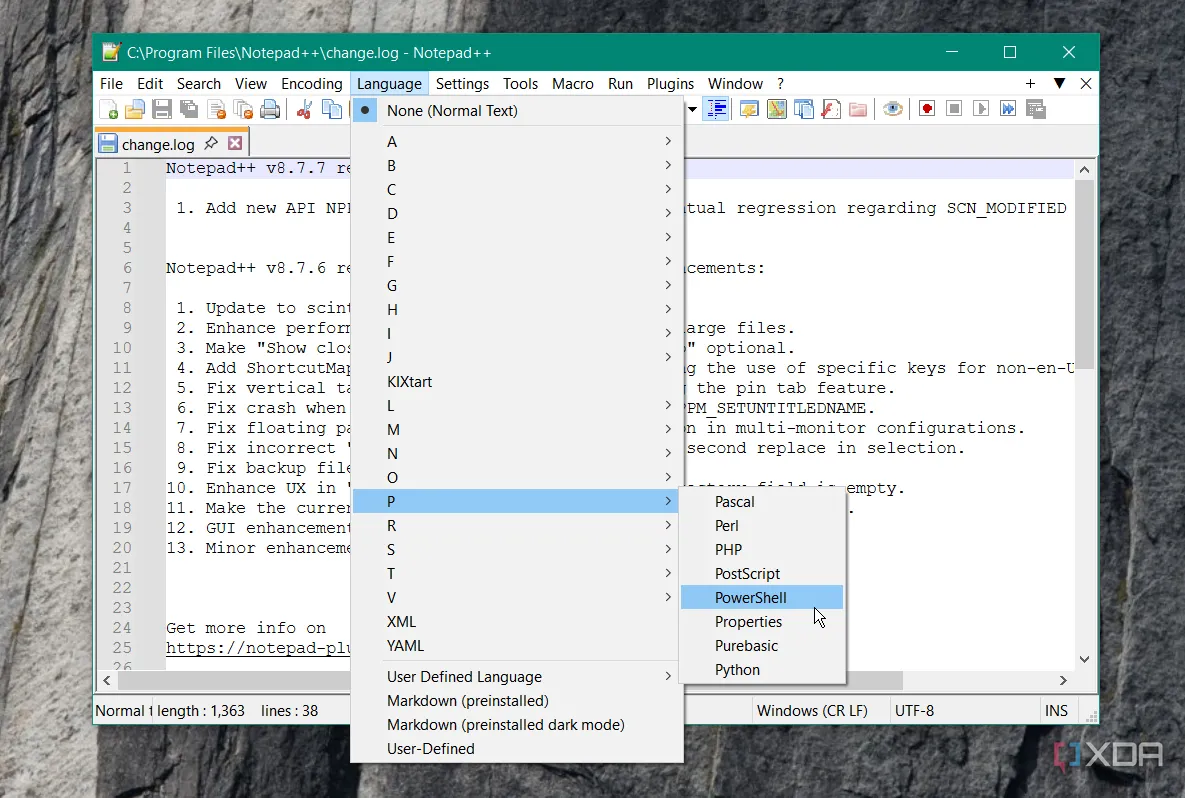 Ảnh chụp màn hình Notepad++ đang chạy trên Windows, hiển thị tính năng tô sáng cú pháp cho một đoạn mã nguồn.