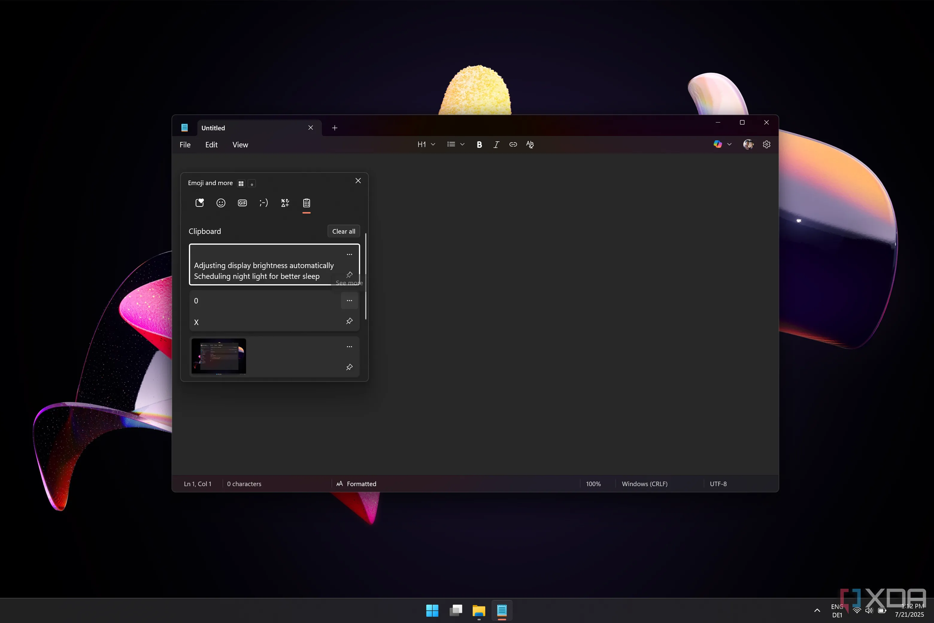 Ảnh chụp màn hình Notepad trên Windows 11 với menu lịch sử clipboard đang mở