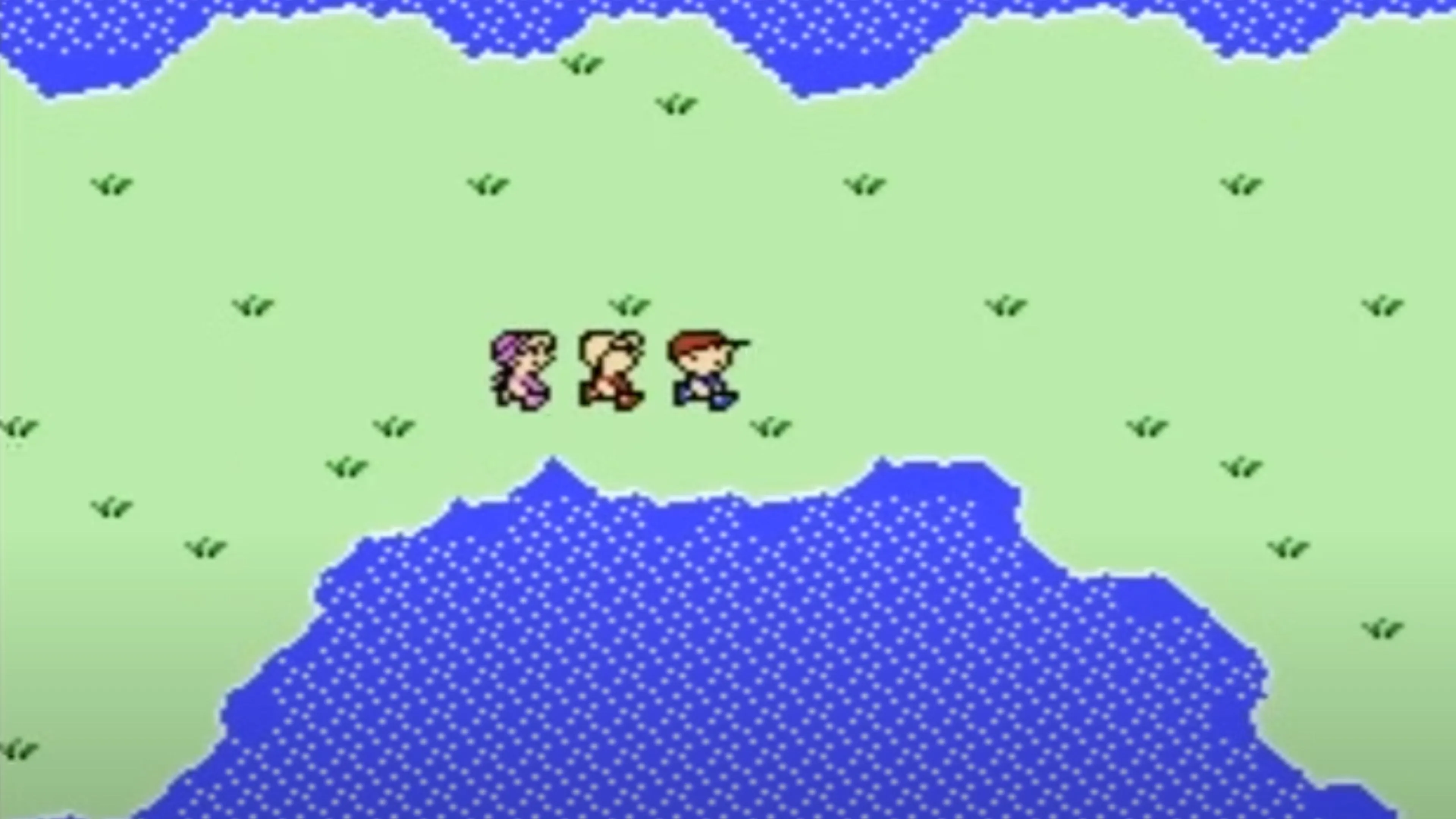 Ảnh chụp màn hình từ game Earthbound Beginnings hiển thị ba nhân vật đang đi bộ trong môi trường pixel art
