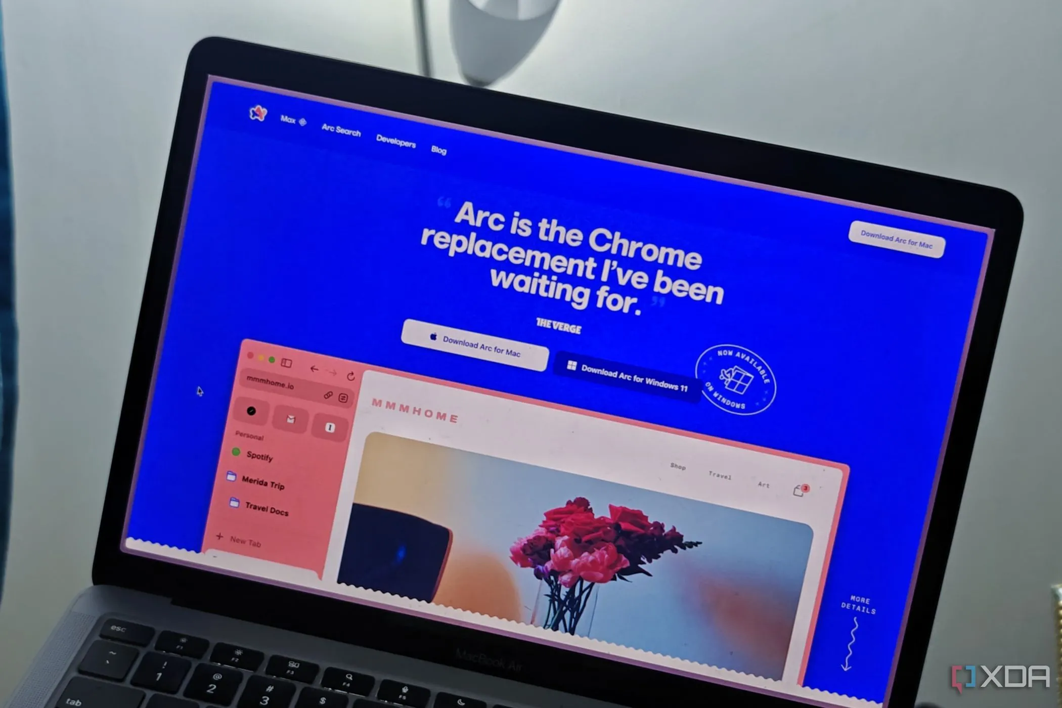 Arc Browser đang chạy trên MacBook Air với giao diện tối giản