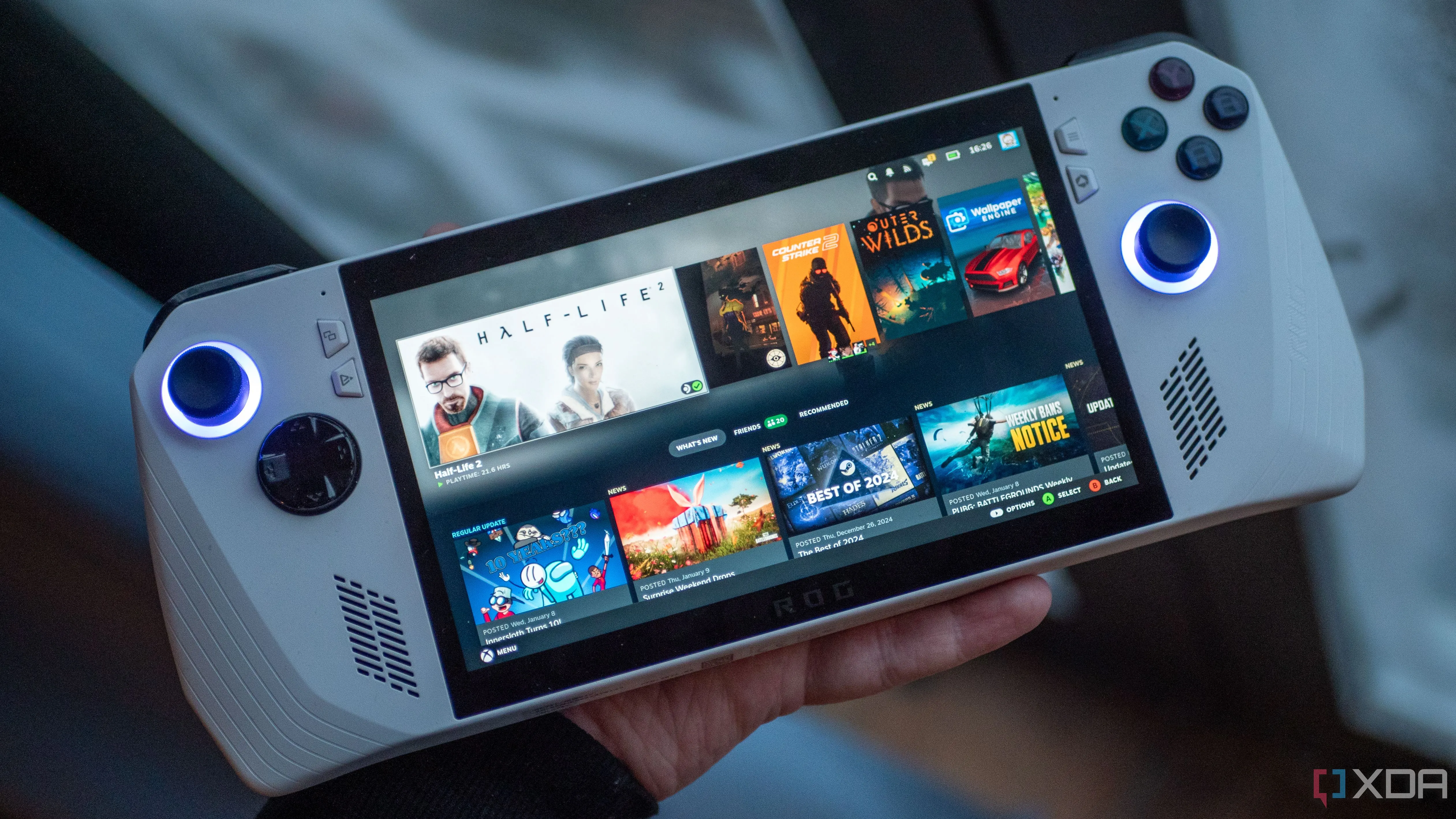 Asus ROG Ally chạy giao diện Steam với hệ điều hành Bazzite, minh họa trải nghiệm chơi game trên PC handheld