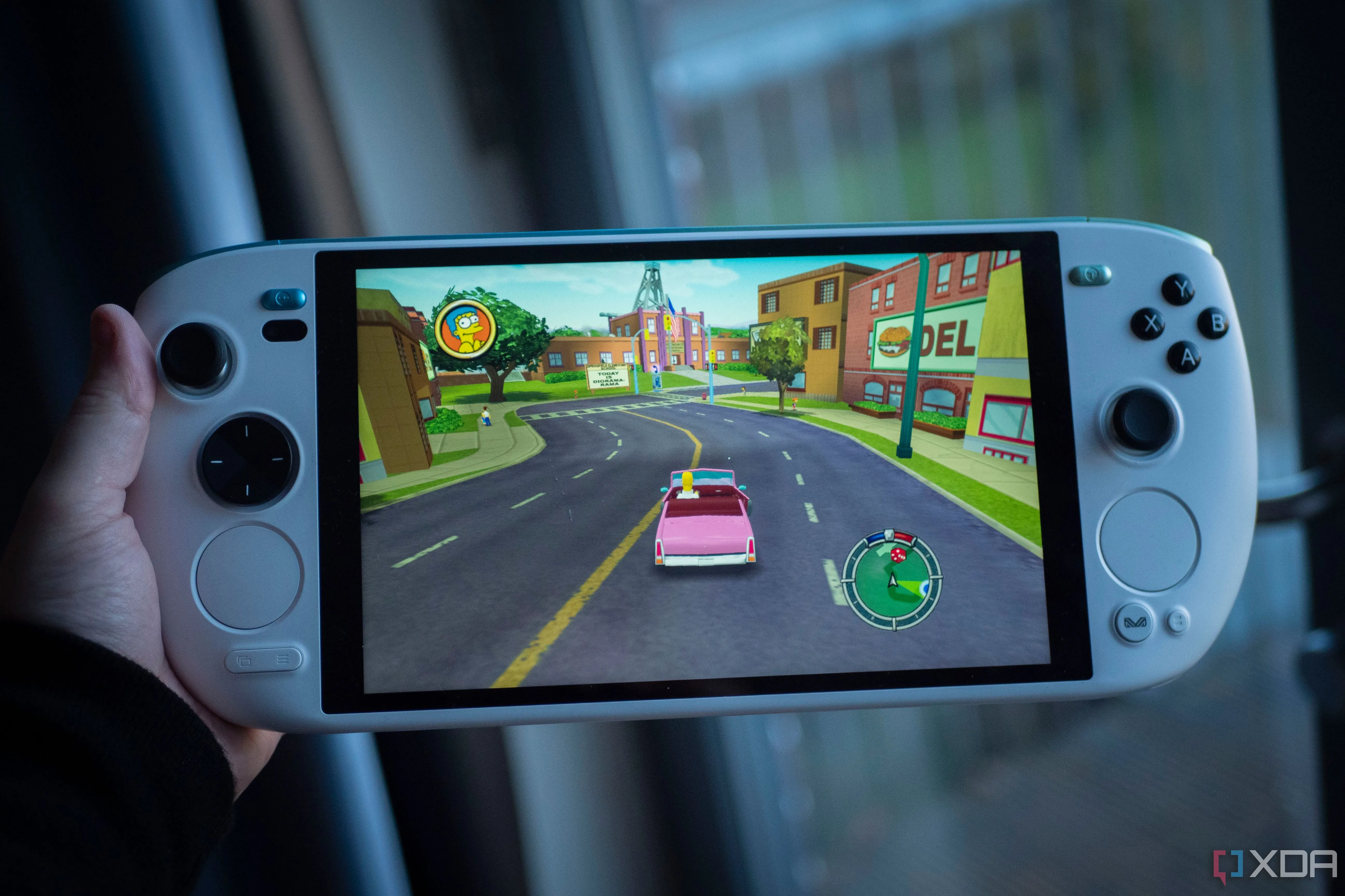 Ayaneo Kun đang chạy game The Simpsons Hit and Run trên tay