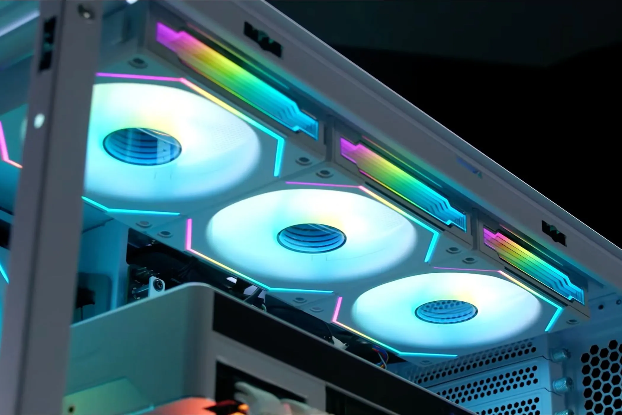 Ba quạt tản nhiệt Lian Li UNI SL-INFI120 được lắp đặt trong thùng PC, nhấn mạnh việc cần không gian thoát khí xung quanh case.