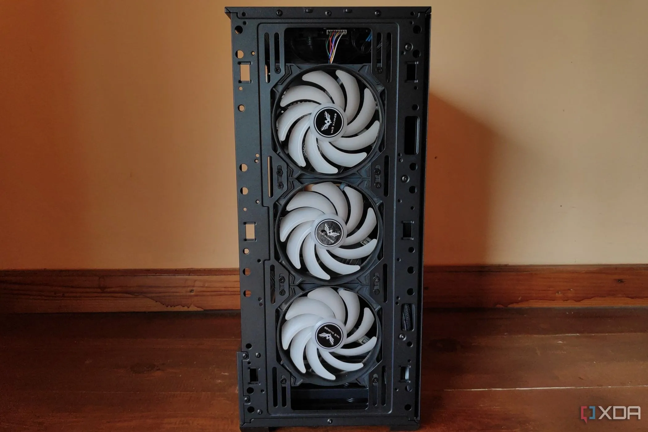 Ba quạt War Hammer Kratos bên trong case MSI Forge 110R