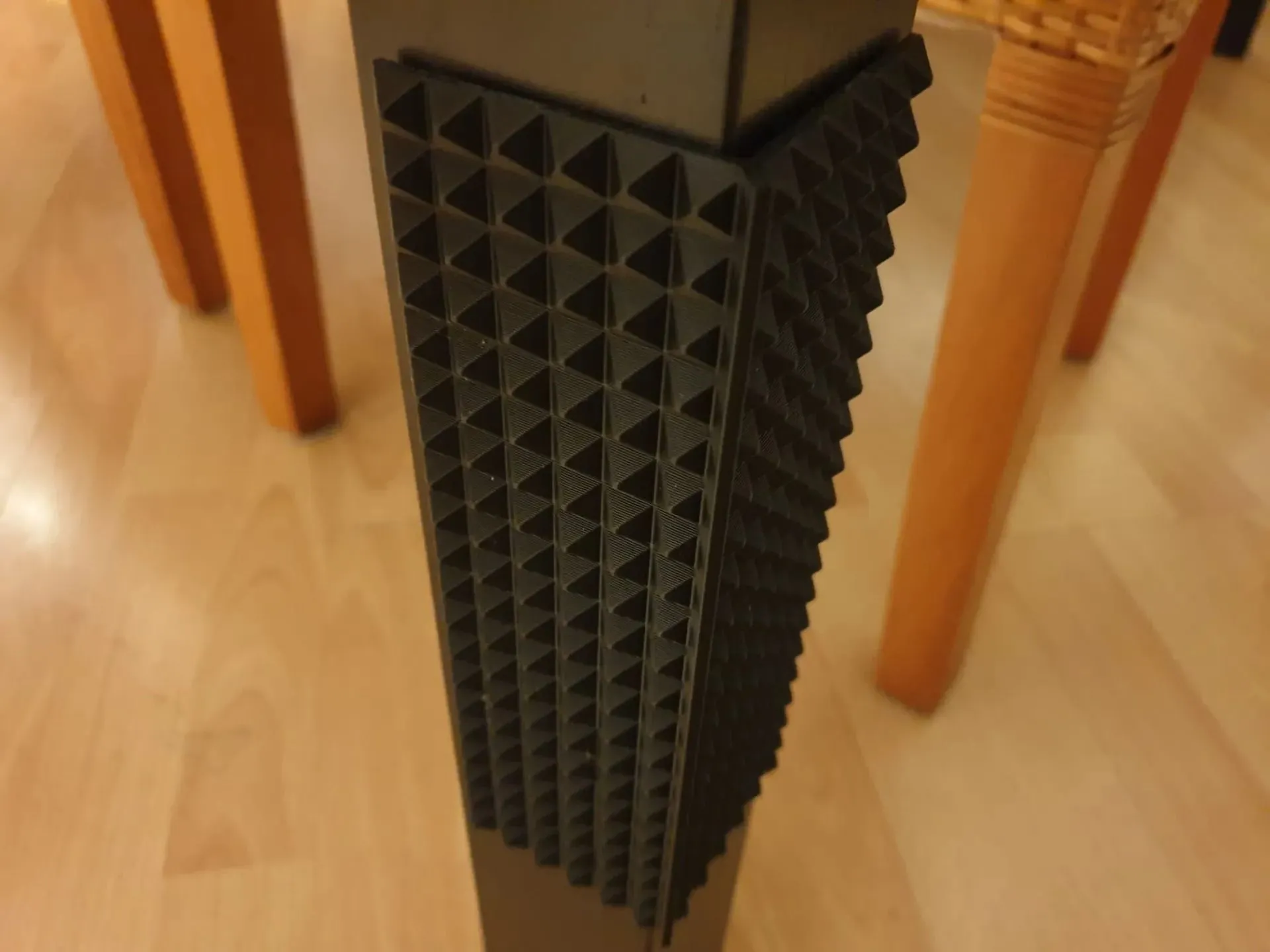 Bàn cào móng cho mèo được in 3D, thiết kế dạng góc tường màu trắng, giúp bảo vệ đồ nội thất