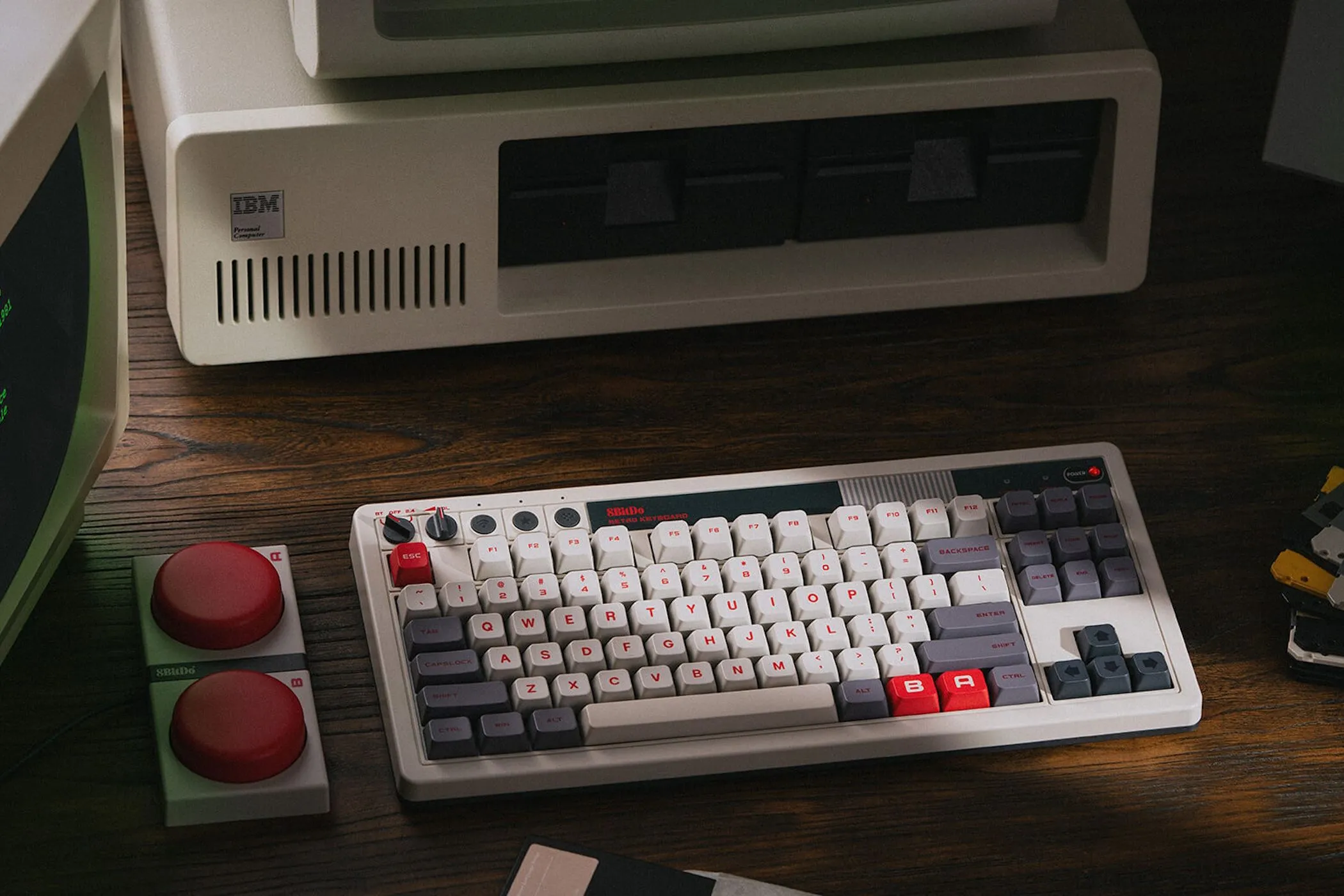 Bàn phím cơ 8BitDo C64, lấy cảm hứng từ máy tính Commodore 64 cổ điển