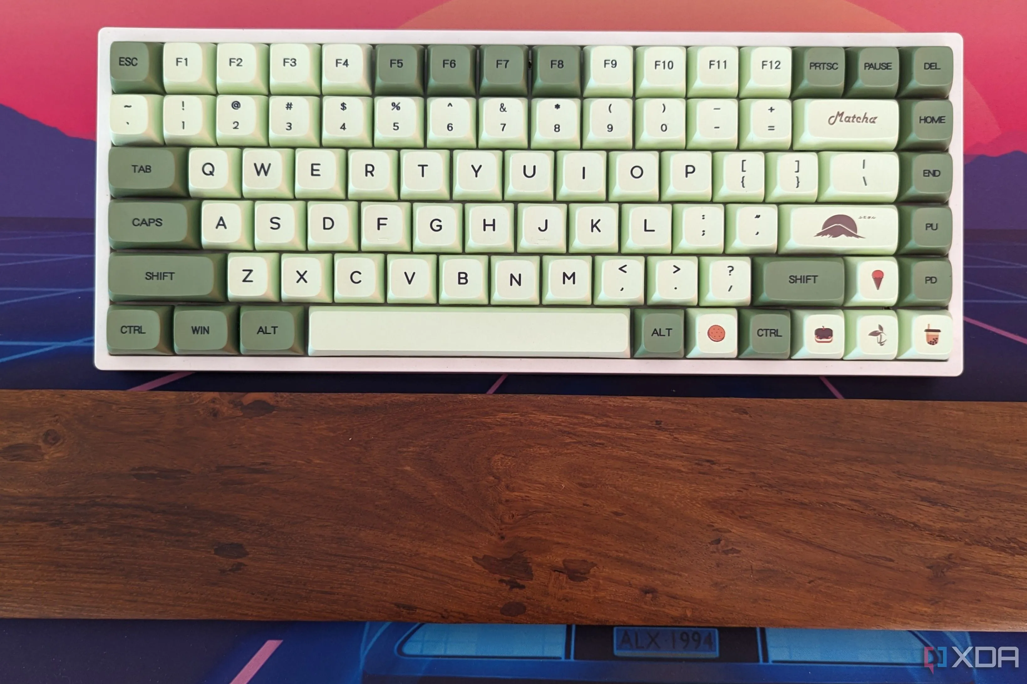 Bàn phím cơ RK84 cùng keycap tùy chỉnh và kê tay bàn phím công thái học