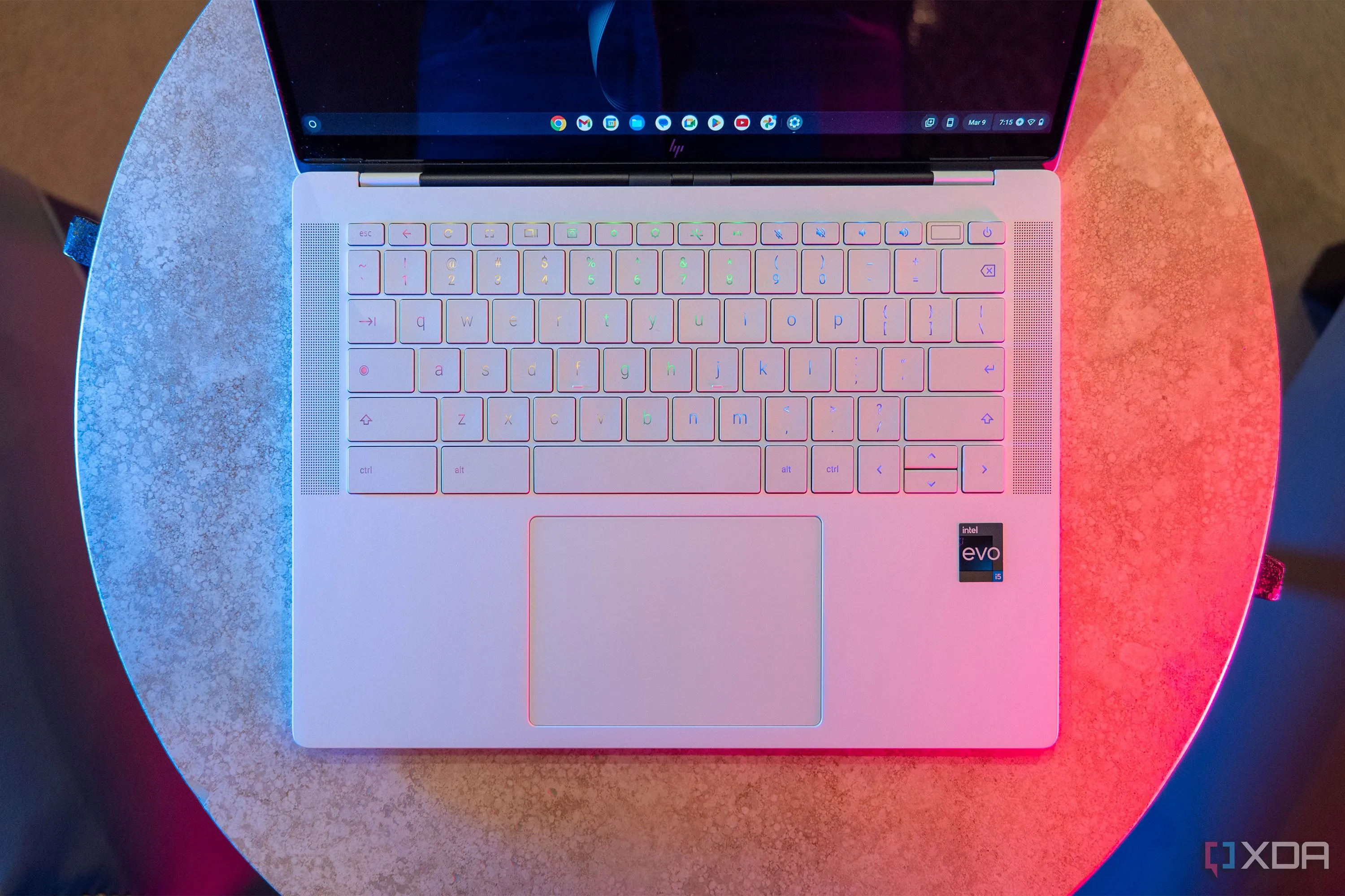 Bàn phím màu trắng của HP Dragonfly Pro Chromebook, biểu tượng cho trải nghiệm Chrome OS tối ưu