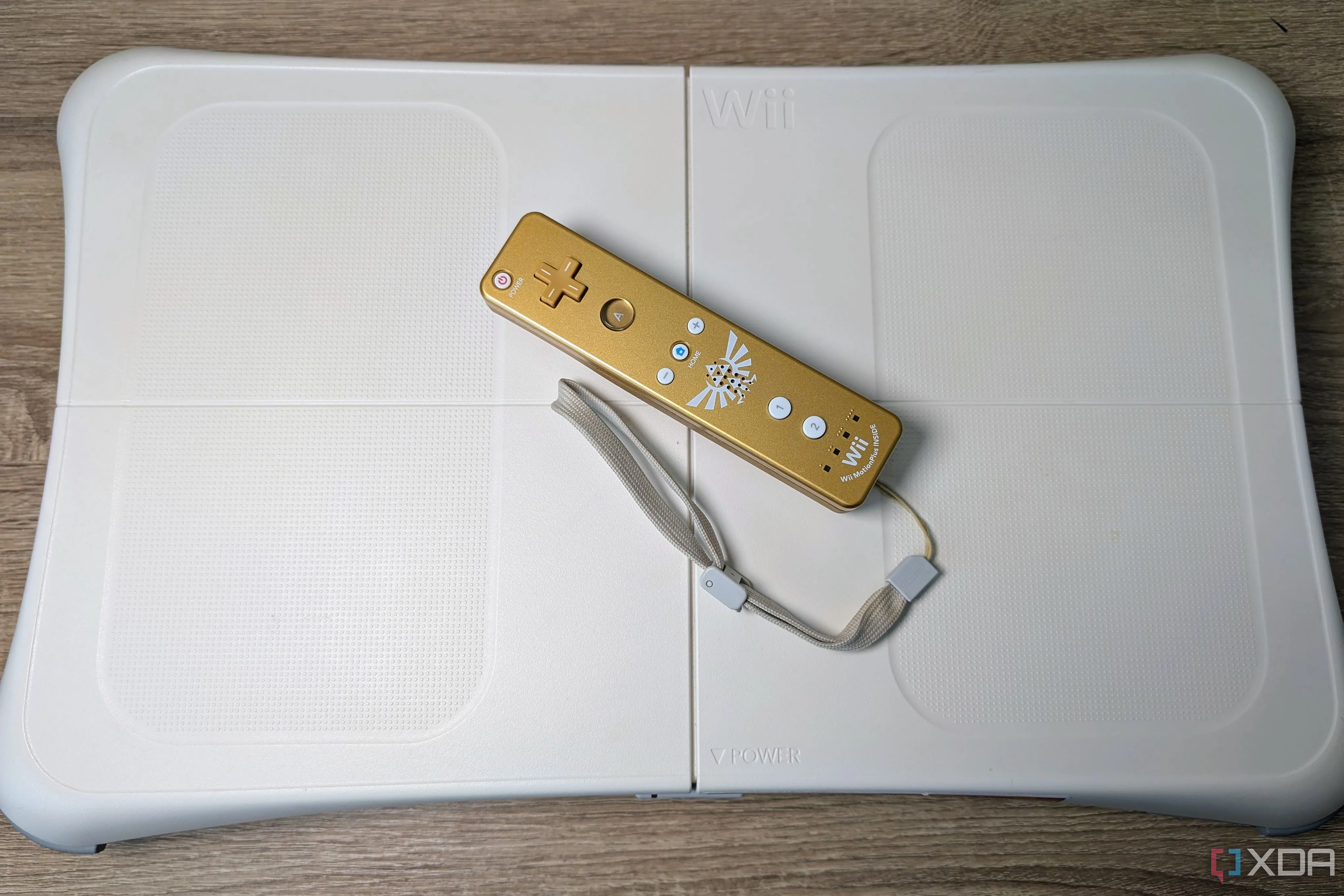 Bảng cân bằng Wii Balance Board màu trắng kèm tay cầm Wii-mote màu vàng