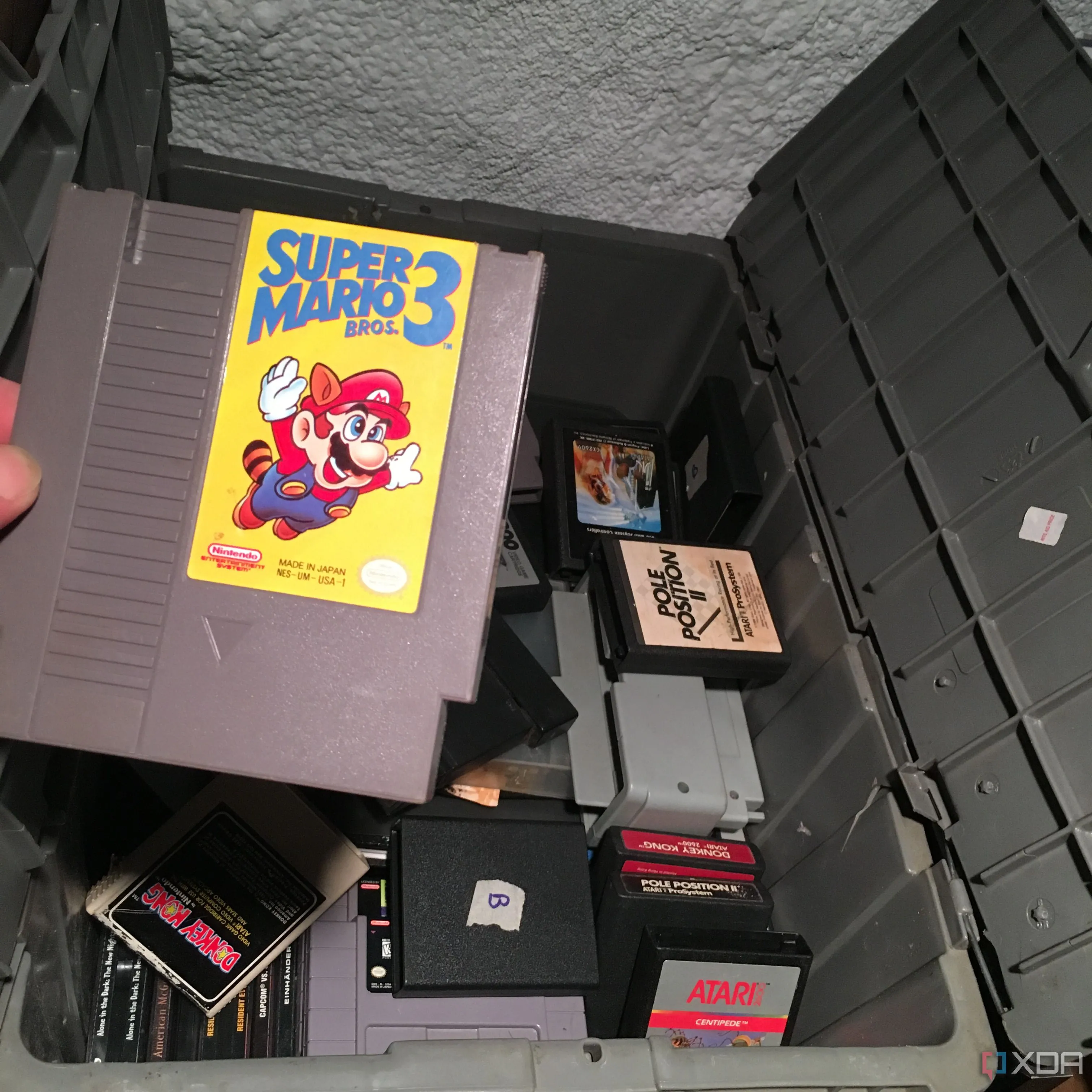 Băng game Super Mario Bros 3 của NES được lấy ra từ hộp game retro