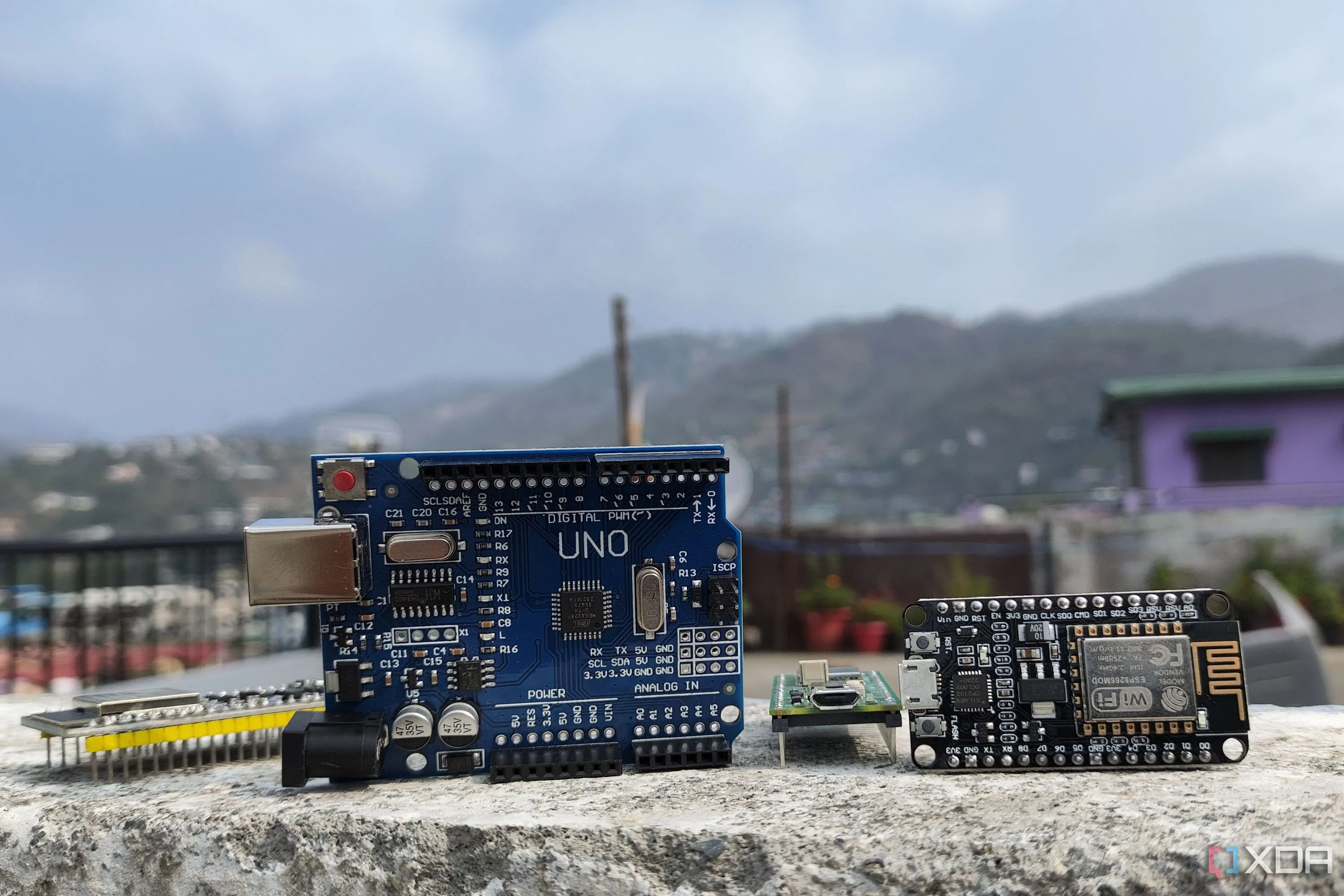 Bảng mạch Arduino Uno và một số vi điều khiển khác được sử dụng trong các dự án DIY
