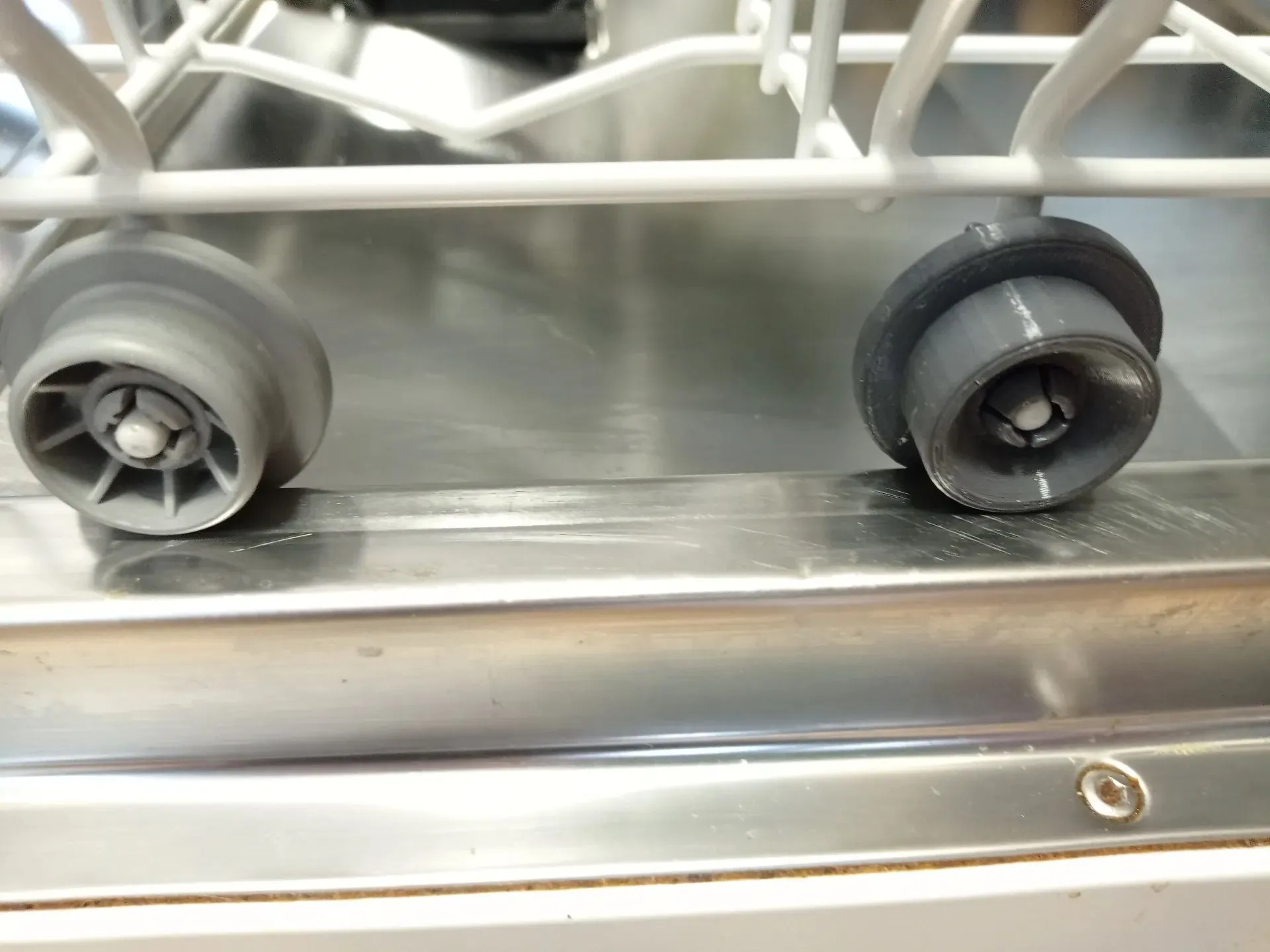 Bánh xe giàn máy rửa chén được in 3D bằng vật liệu PETG, khớp hoàn hảo với chi tiết gốc và chịu nhiệt tốt.