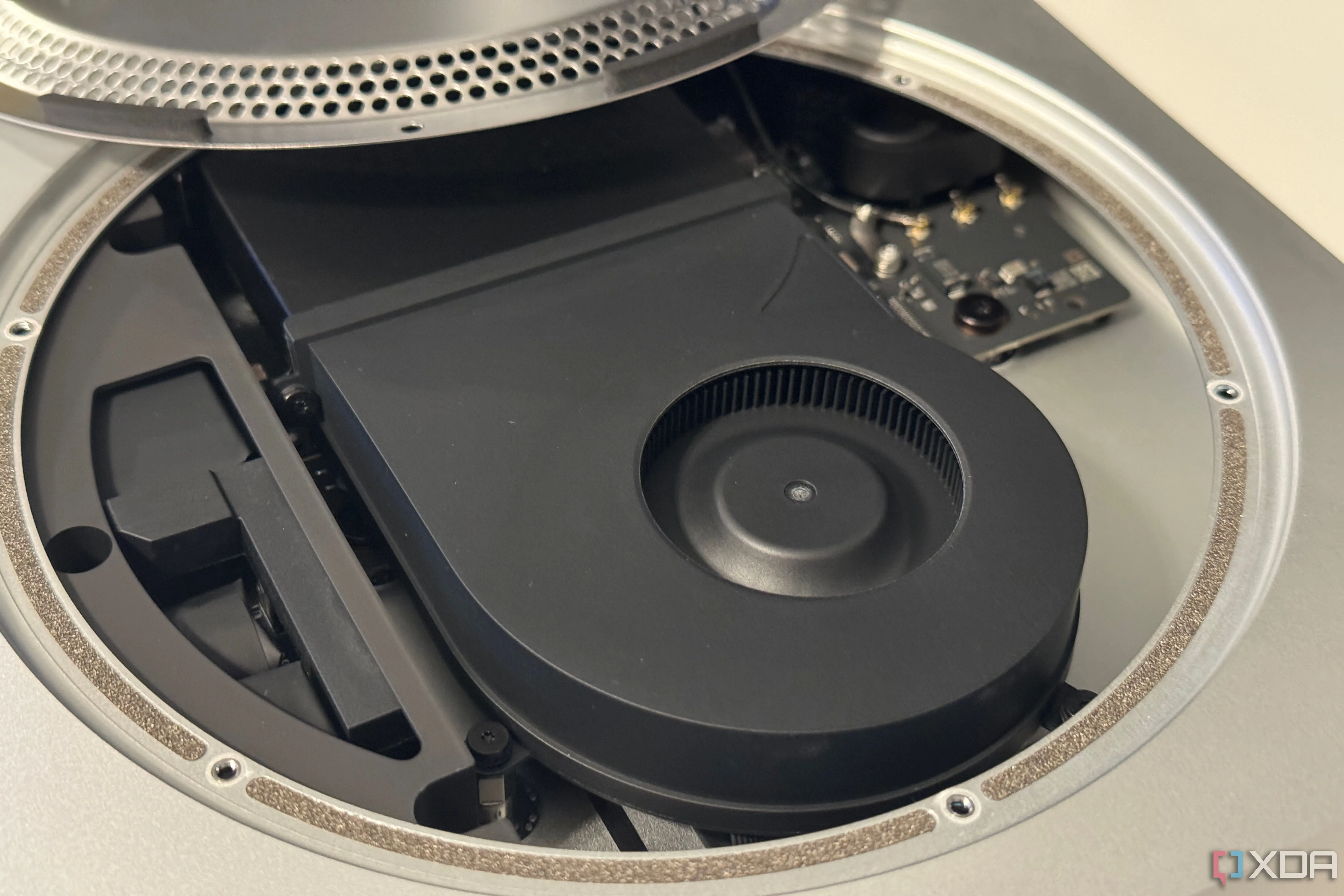 Bên trong Mac Mini với chip M2 và kiến trúc bộ nhớ hợp nhất (UMA) của Arm, thể hiện khả năng tùy chỉnh chip