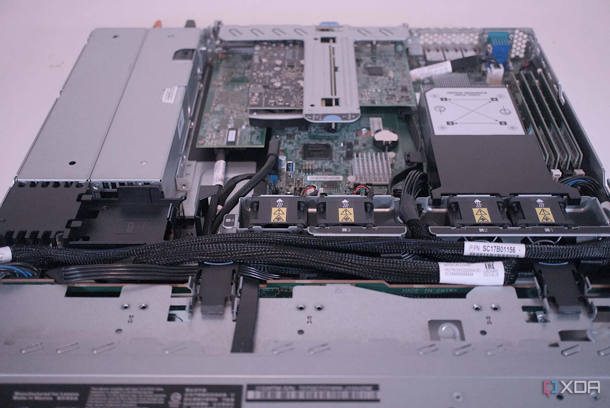 Bên trong máy chủ Lenovo ThinkServer SR250 V2, gợi ý về việc quản lý năng lượng hiệu quả cho các hệ thống máy chủ và home lab.