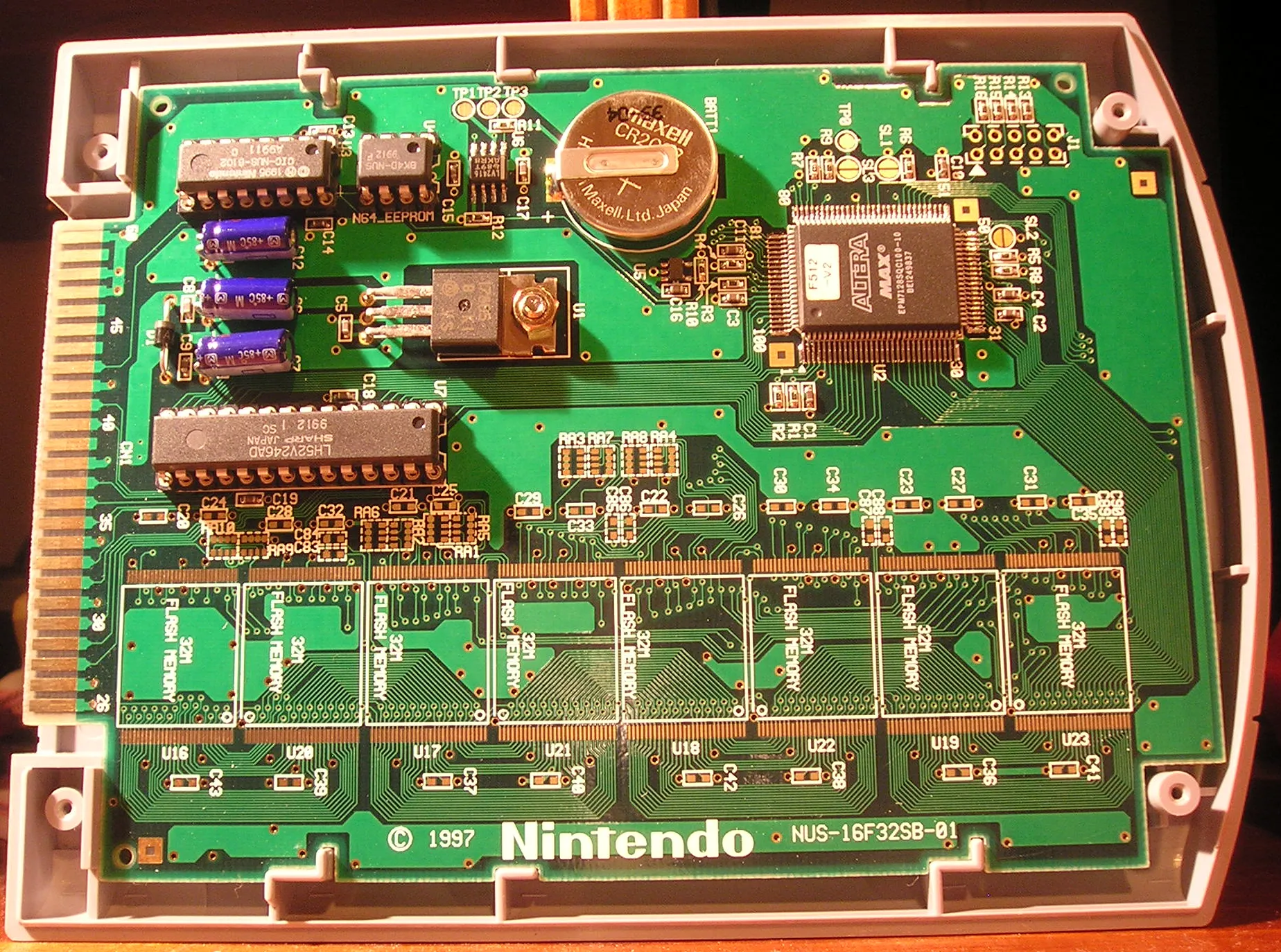 Bên trong một băng game phát triển Nintendo 64 cho thấy chip CIC và linh kiện
