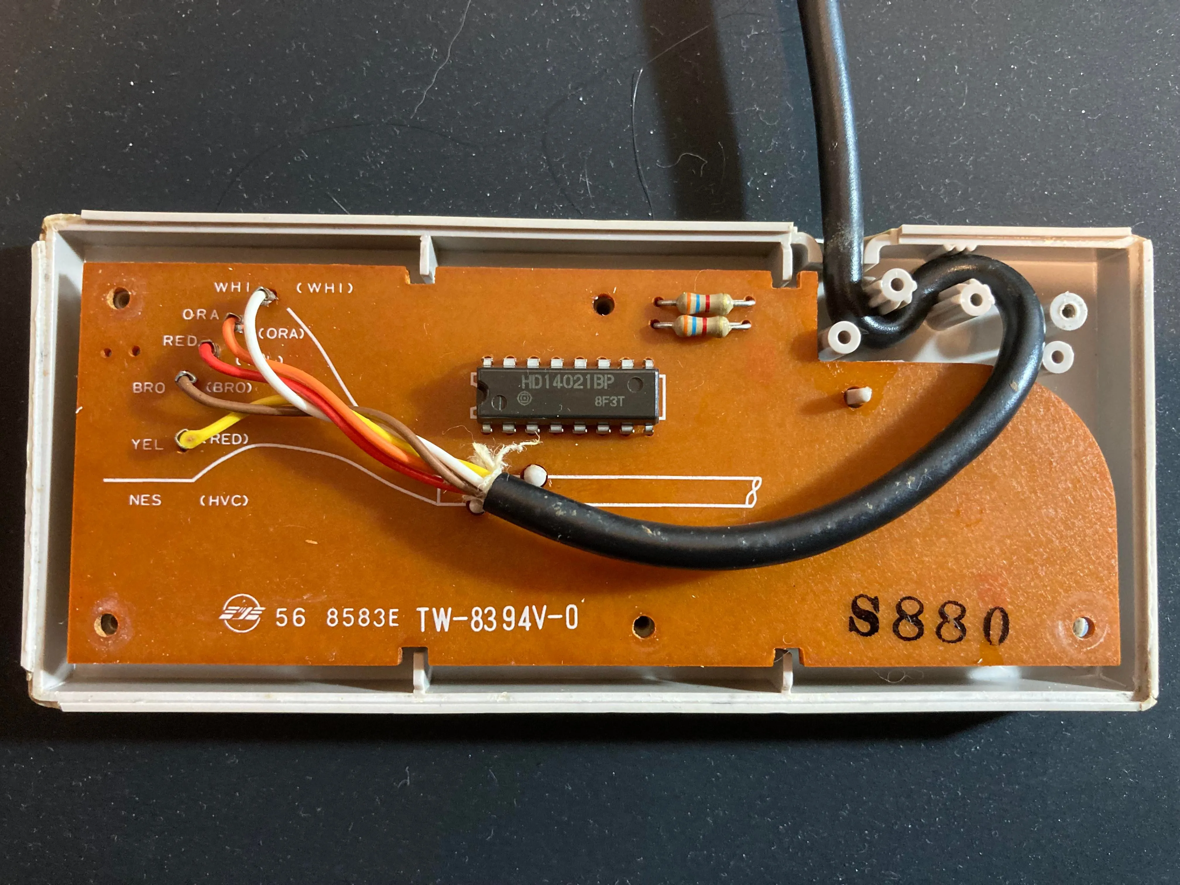 Bên trong tay cầm NES: Mặt sau bảng mạch in (PCB) cho thấy các đường mạch và điểm hàn cáp