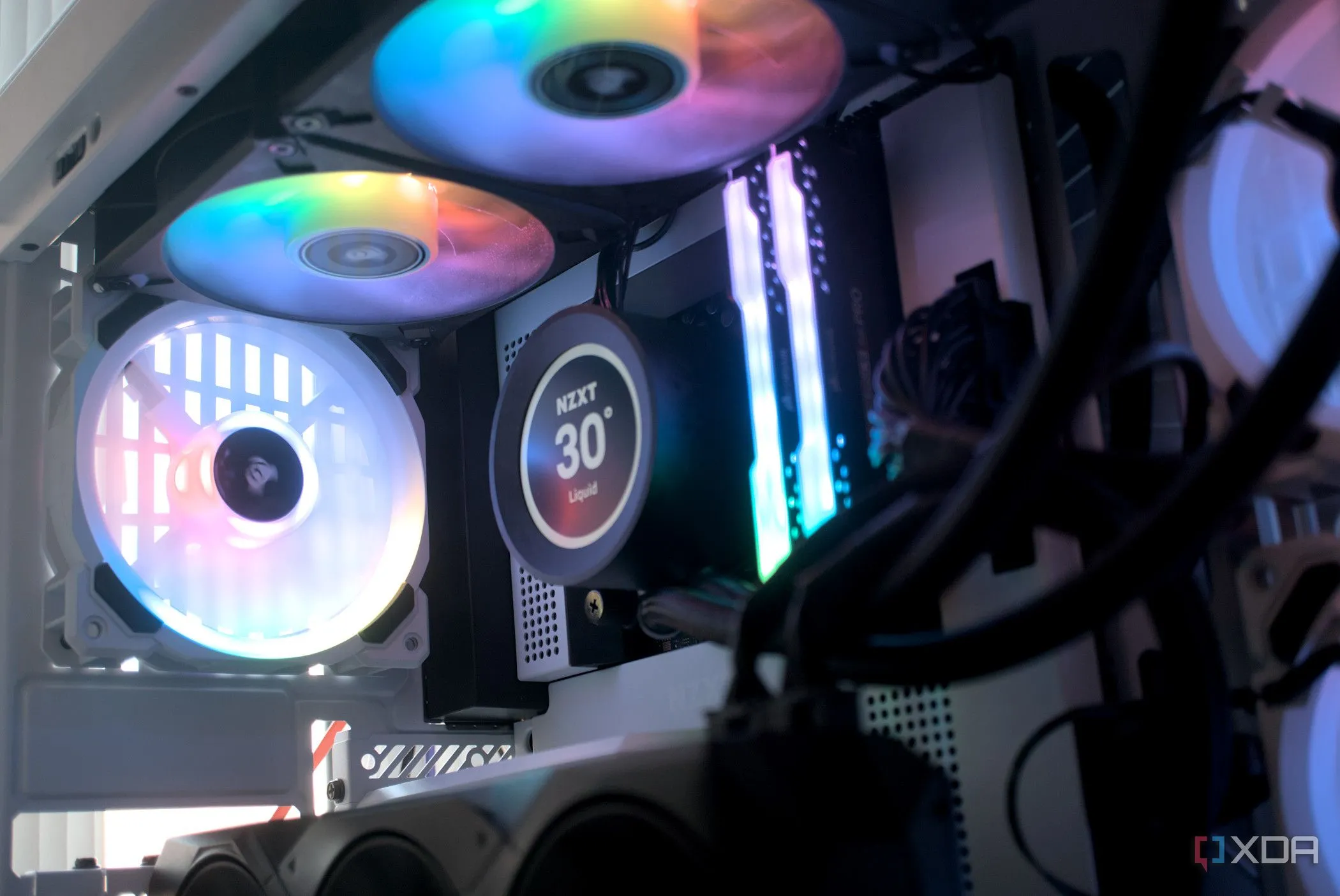 Bên trong vỏ case HYTE Y40 Snow White Edition với các linh kiện PC được lắp đặt gọn gàng và ánh sáng RGB