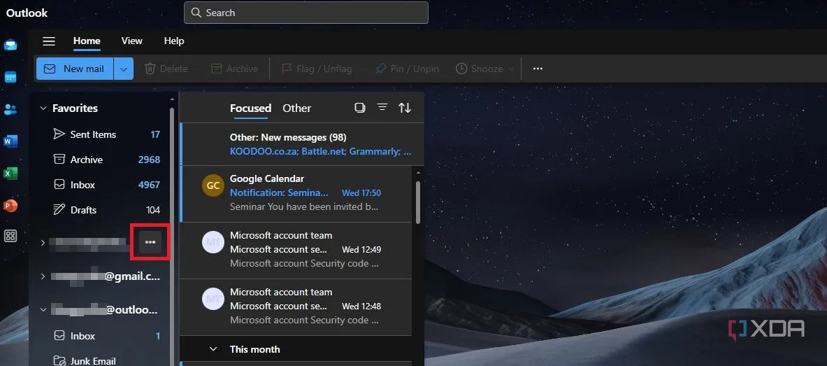 Biểu tượng ba chấm hiển thị khi di chuột qua tài khoản email trong Outlook trên Windows