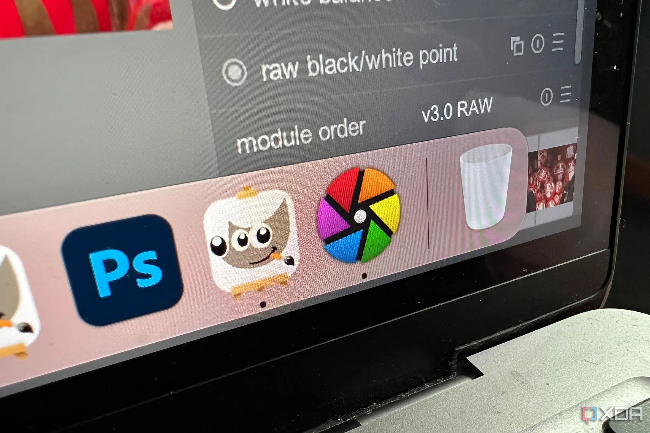 Biểu tượng GIMP và Darktable trên MacBook, minh họa cho khả năng tích hợp plugin giữa hai phần mềm chỉnh sửa ảnh mã nguồn mở