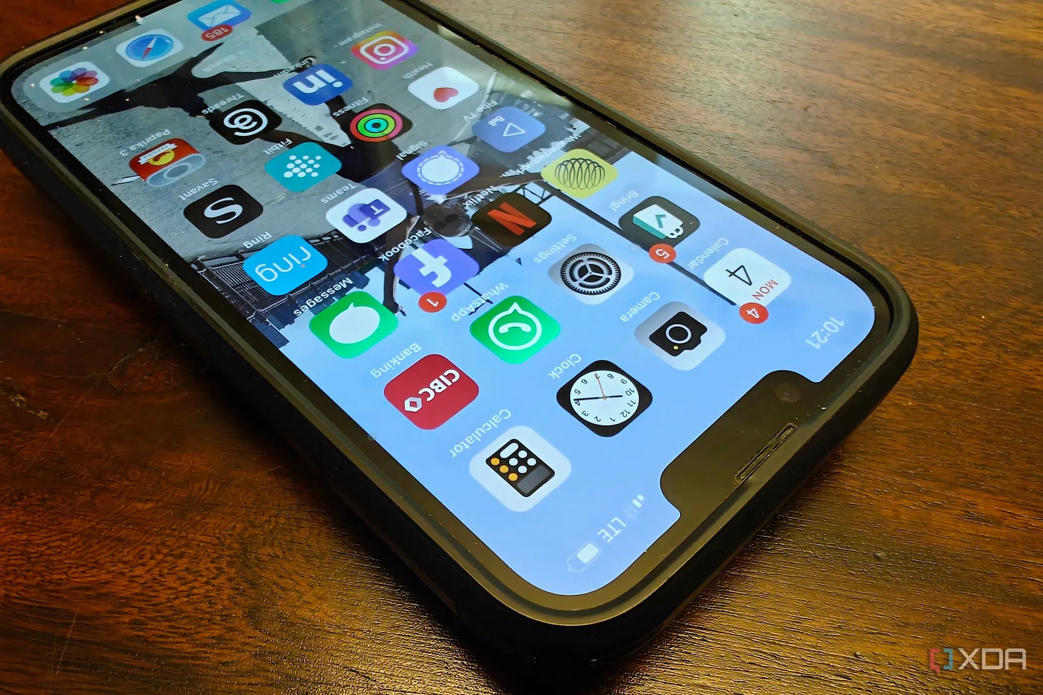 Biểu tượng LTE trên màn hình iPhone, minh họa cuộc tấn công MFA Bombing