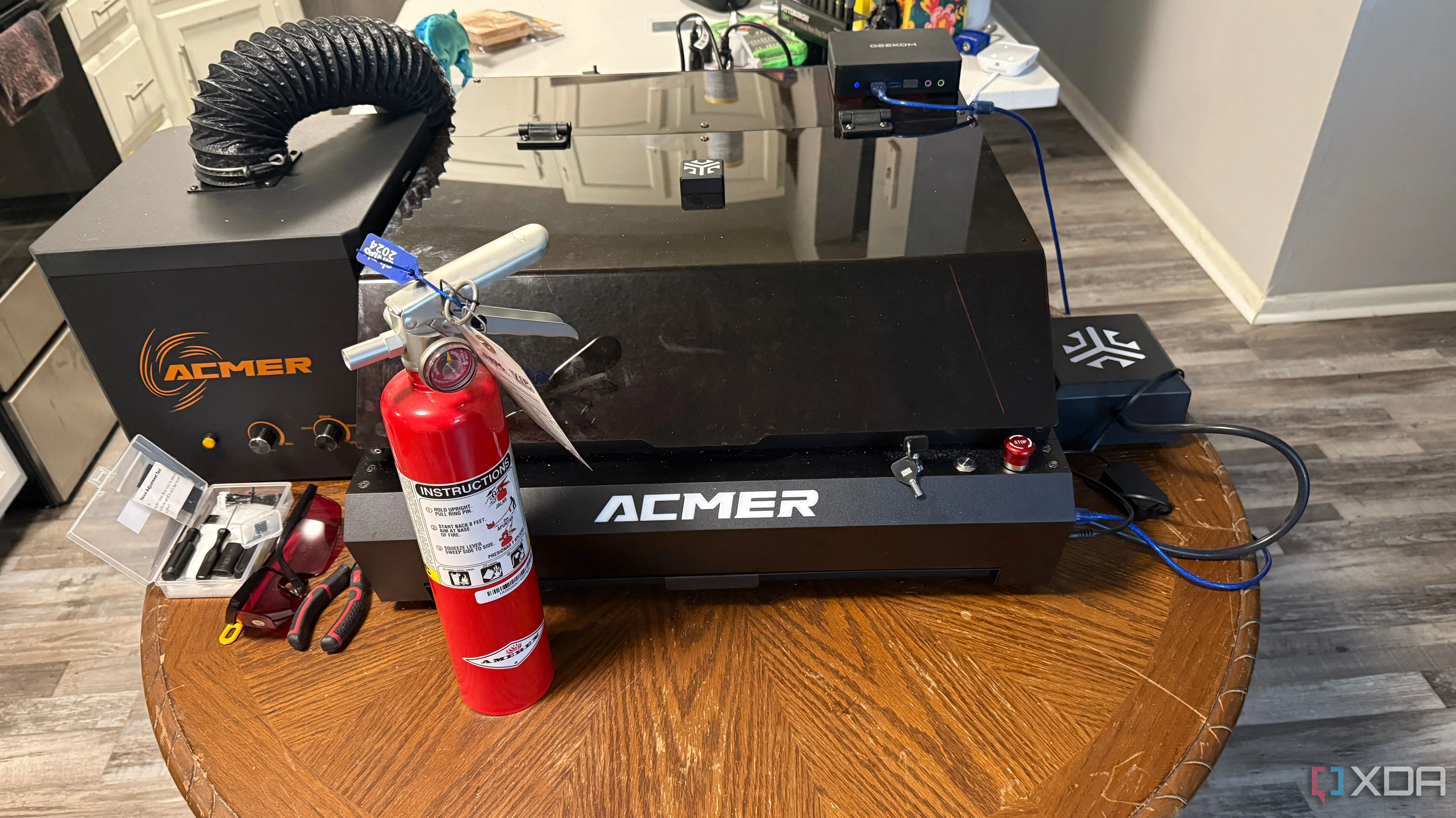Bình chữa cháy được đặt cạnh máy khắc laser đang hoạt động, nhấn mạnh tầm quan trọng của an toàn khi sử dụng công cụ khắc laser. Hình ảnh minh họa cho môi trường làm việc chuyên nghiệp với LightBurn.