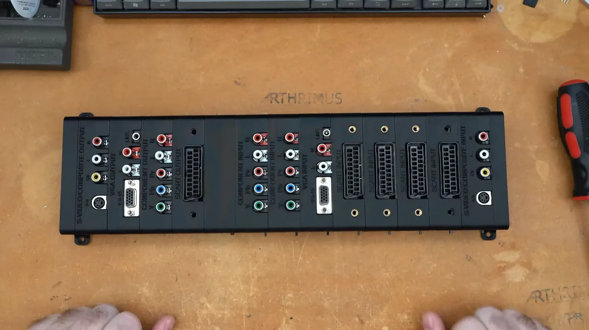 Bộ chuyển đổi video Scalable Video Switch cho phép kết nối đa dạng console game retro