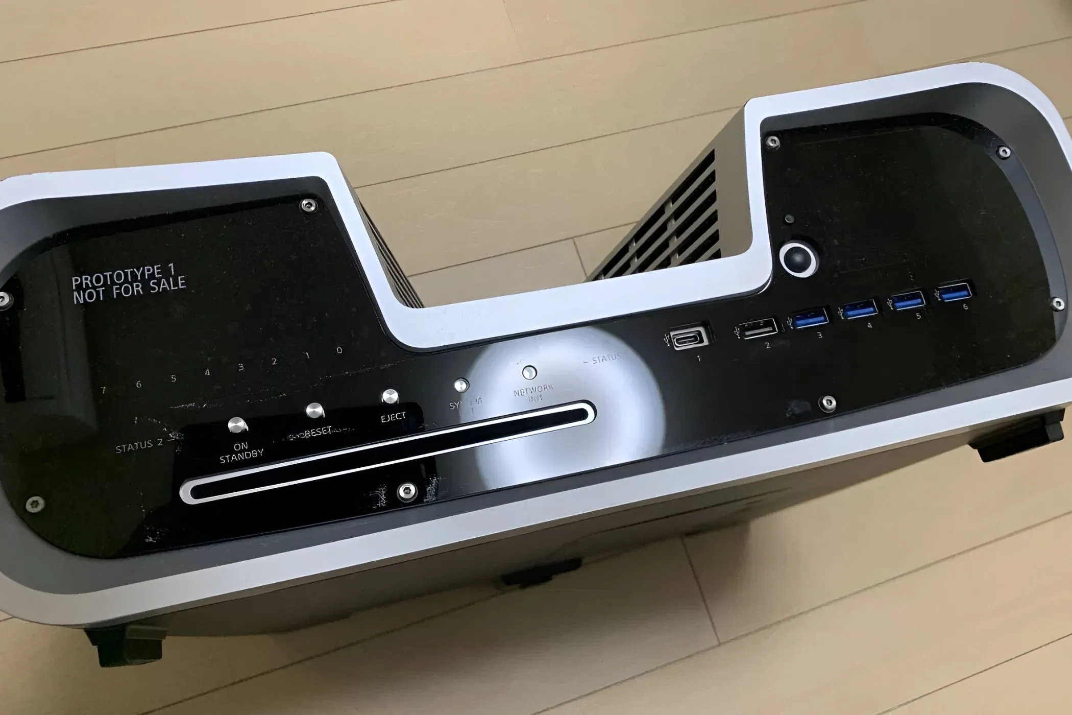 Bộ dev kit PlayStation 5 với thiết kế chữ V đặc trưng, trông giống như thiết bị khoa học viễn tưởng