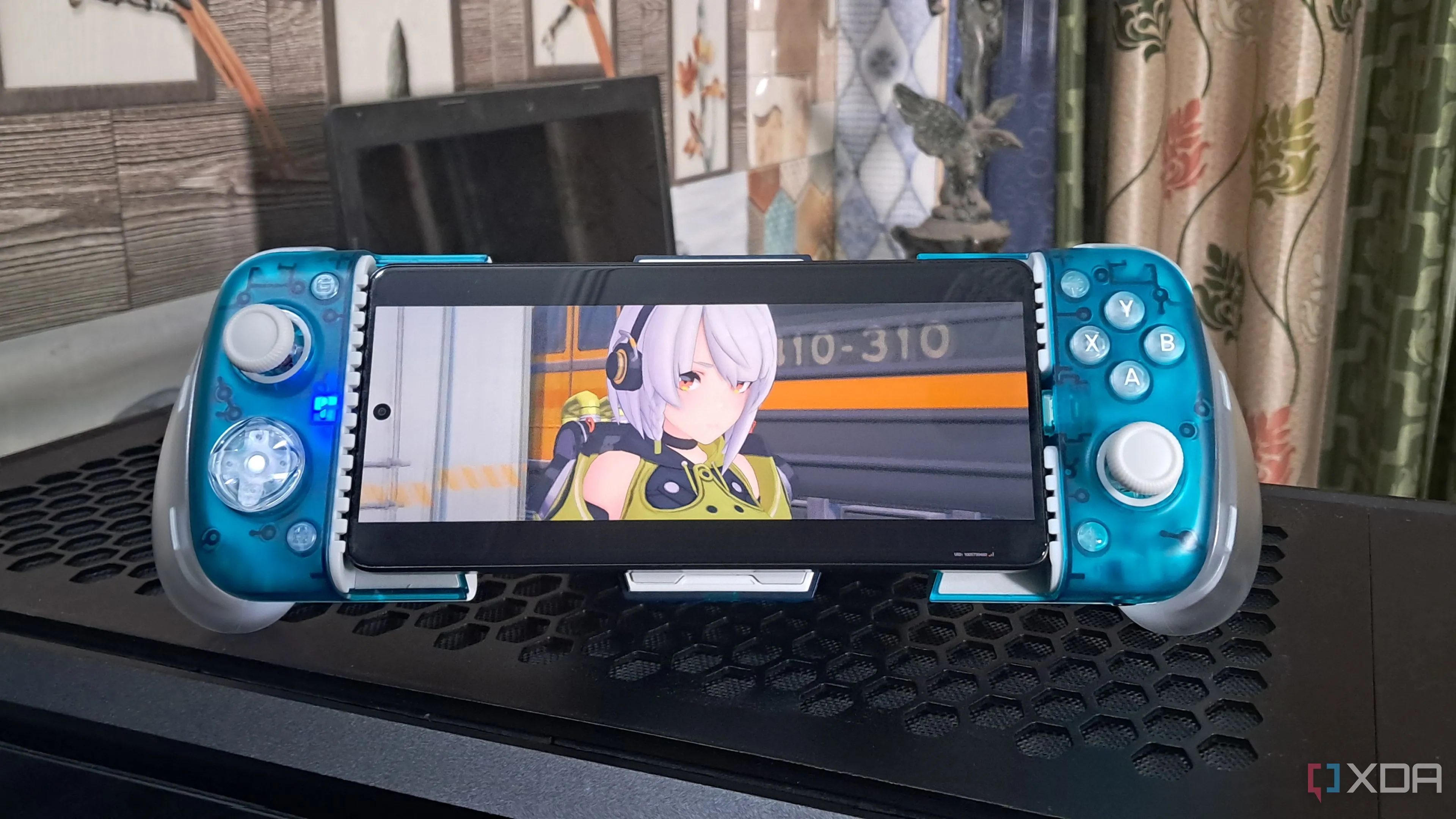 Bộ điều khiển GameSir X3 Pro gắn vào điện thoại Poco F5 đang chạy game, minh họa trải nghiệm chơi game di động như console