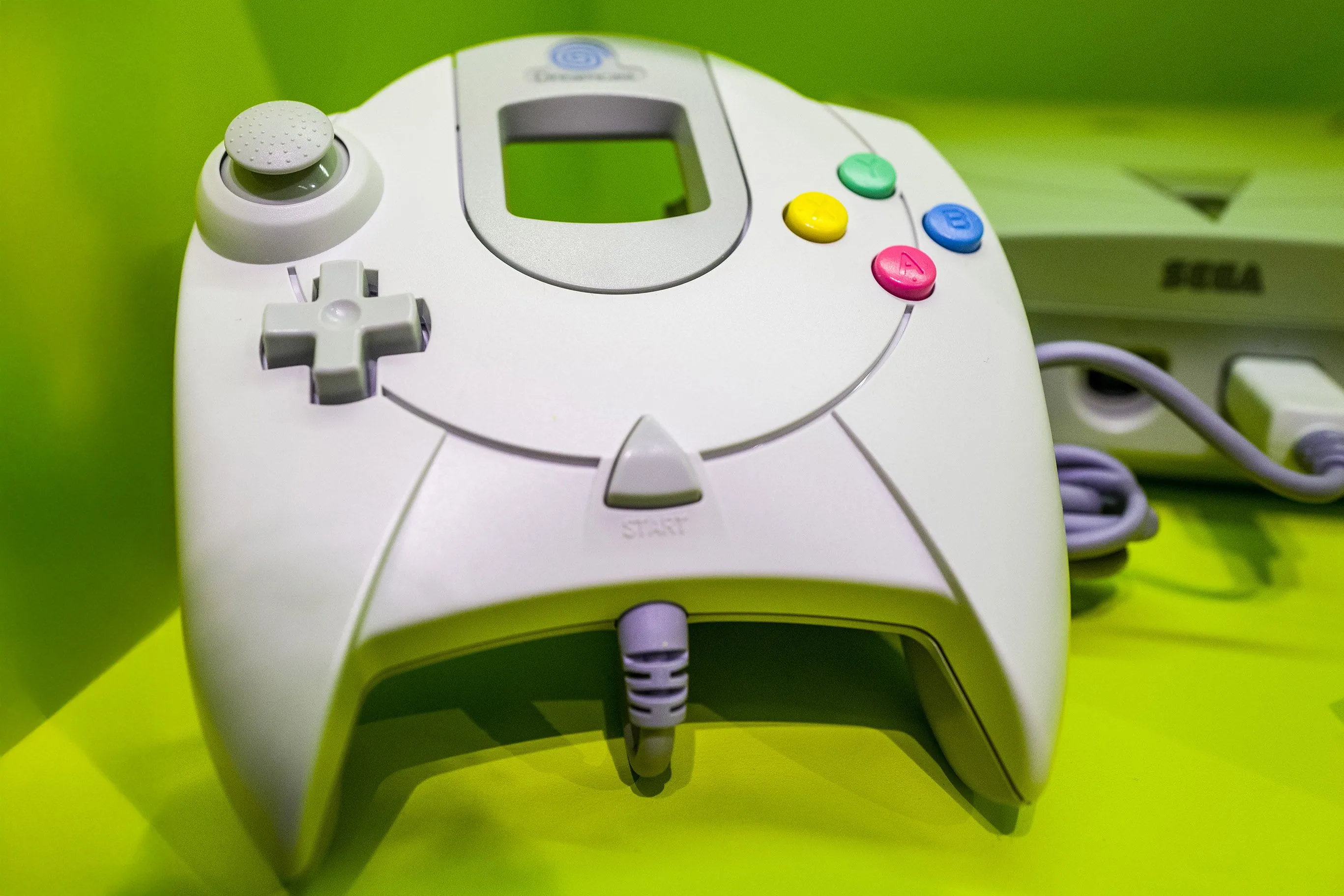 Bộ điều khiển Sega Dreamcast với VMU, tính năng tiên tiến nhưng không đủ cứu vãn