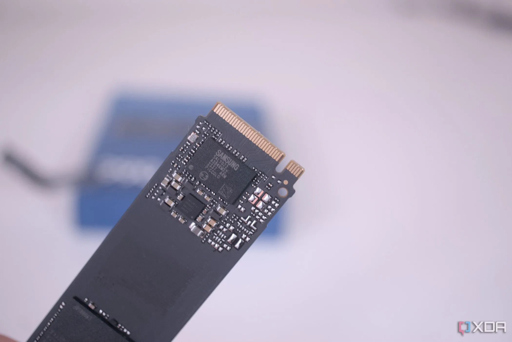 Bộ điều khiển SSD Samsung 990 Evo và chip nhớ NAND