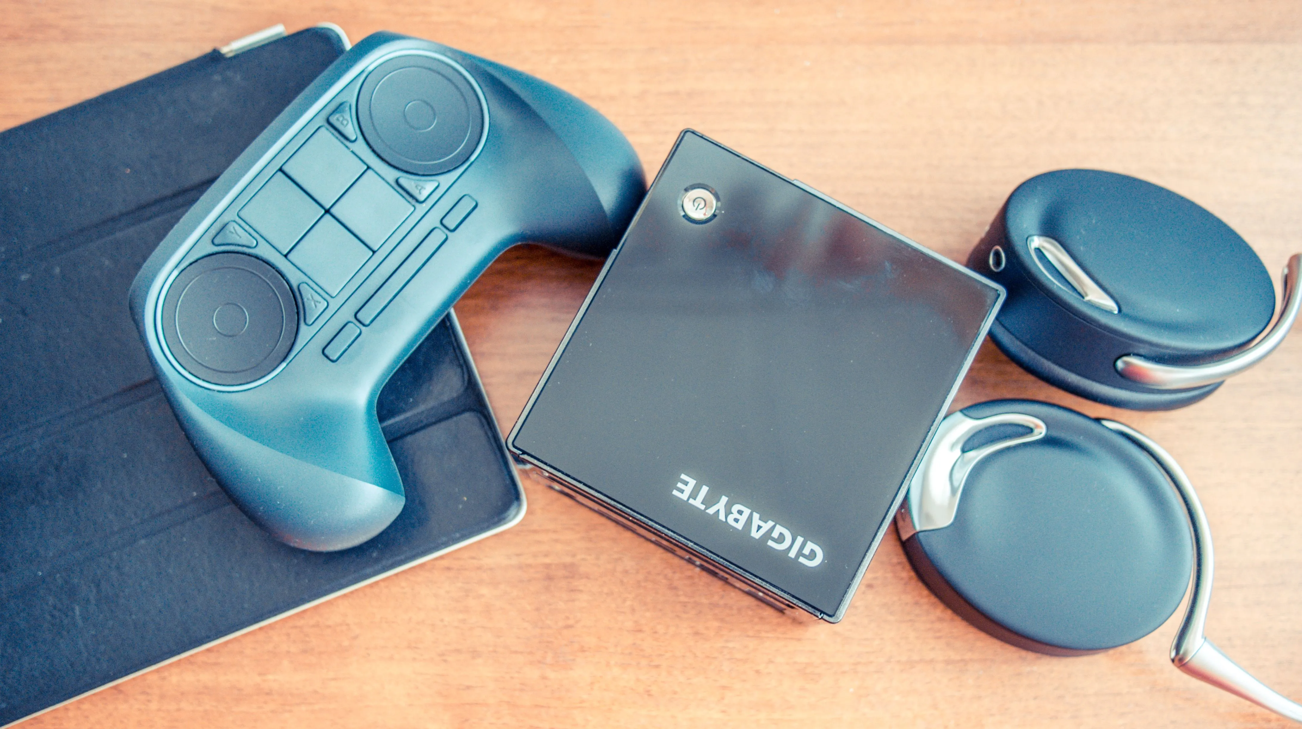 Bộ điều khiển Steam Controller đời cũ đặt trên một máy chơi game Steam Machine của Gigabyte