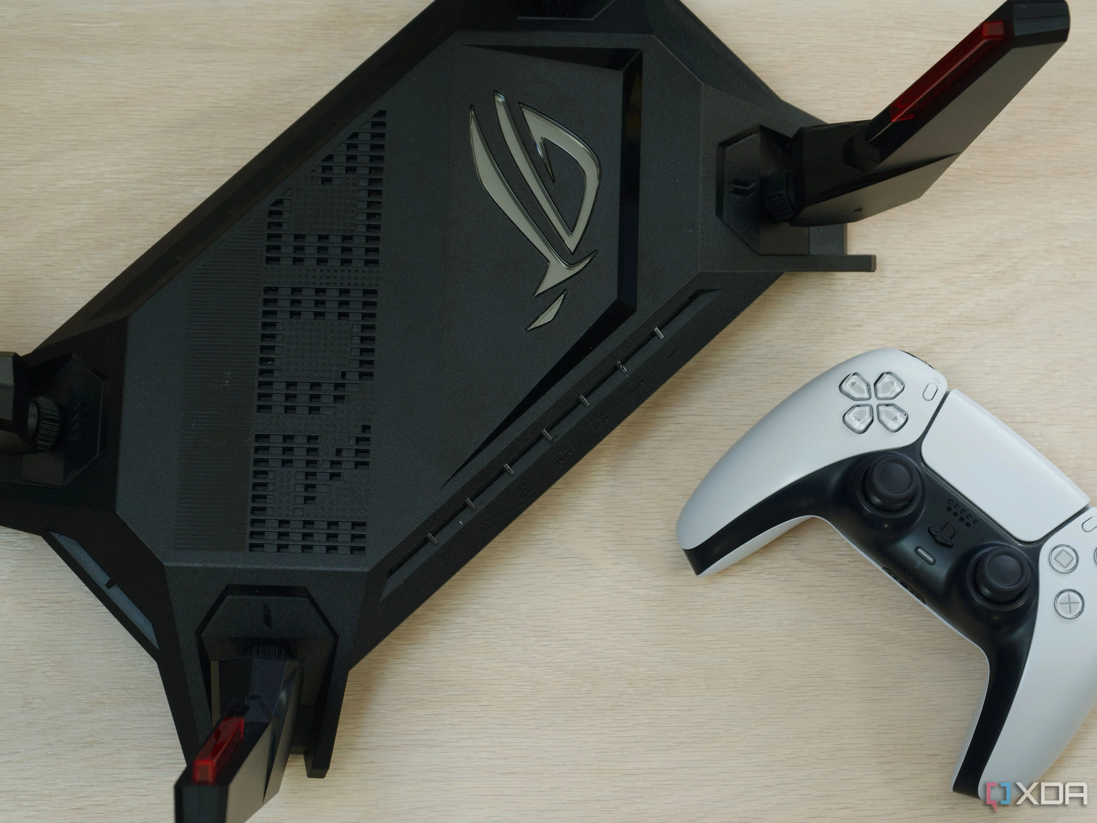 Bộ định tuyến chơi game ASUS ROG Rapture GT-AX6000 nhìn từ trên xuống, thể hiện thiết kế mạnh mẽ và khả năng phát sóng Wi-Fi hiệu quả.
