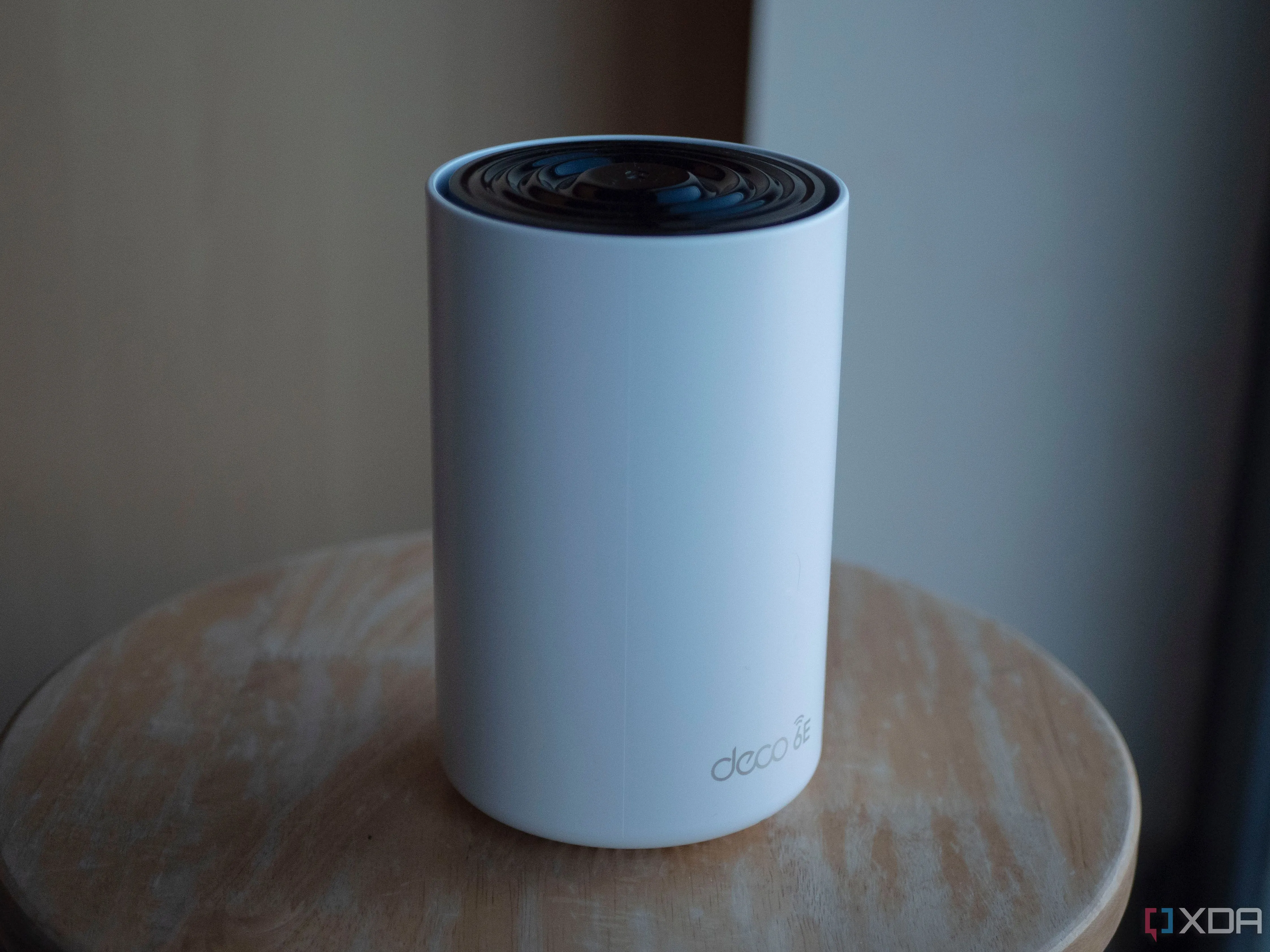 Bộ định tuyến TP-Link Deco XE75 đặt trên bàn trong ánh nắng