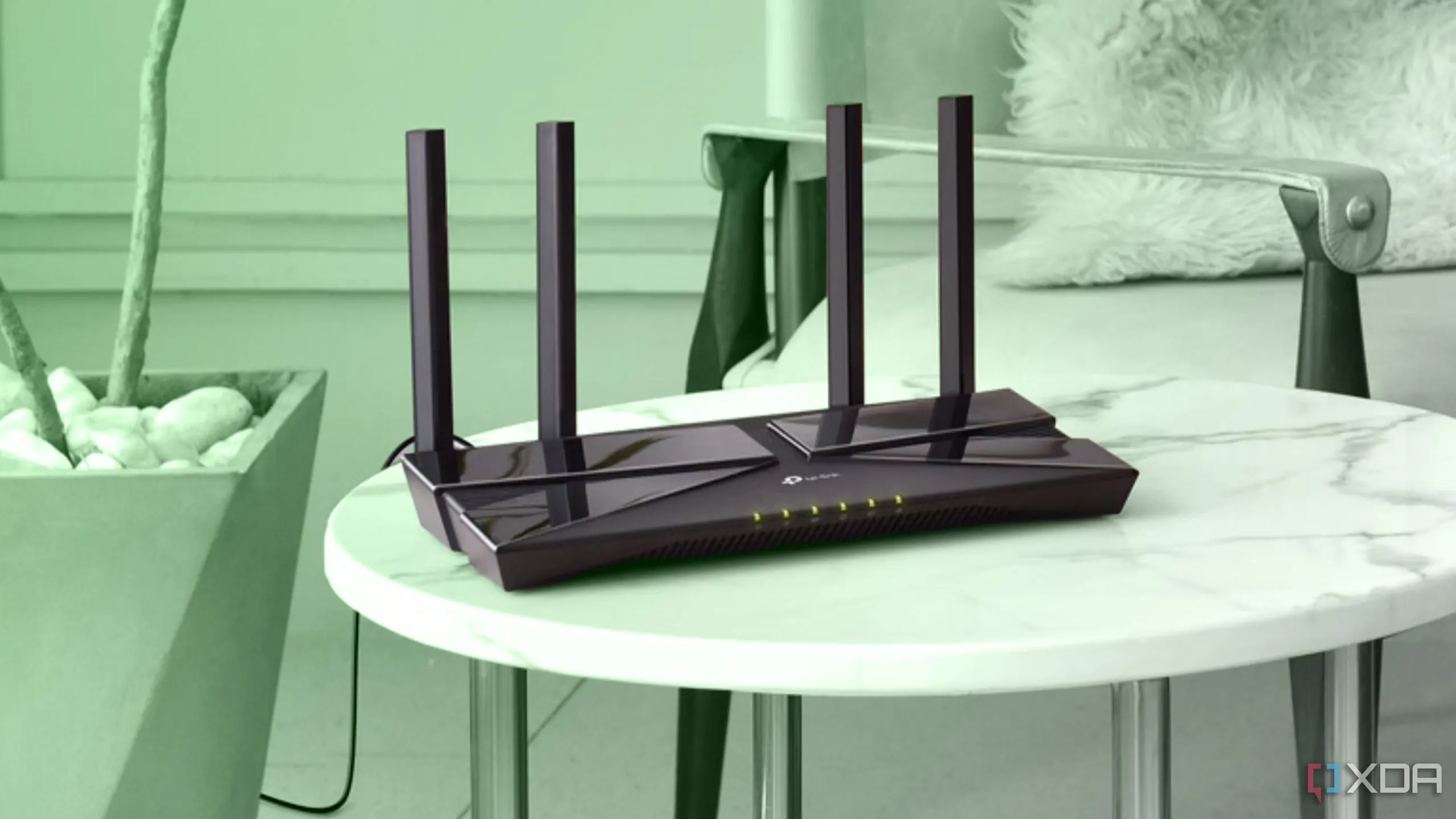 Bộ định tuyến Wi-Fi màu đen đặt trên bàn tròn nhỏ, đại diện cho thiết bị mạng quan trọng cần kiểm tra khi gặp sự cố tốc độ internet chậm hoặc bị bóp băng thông.