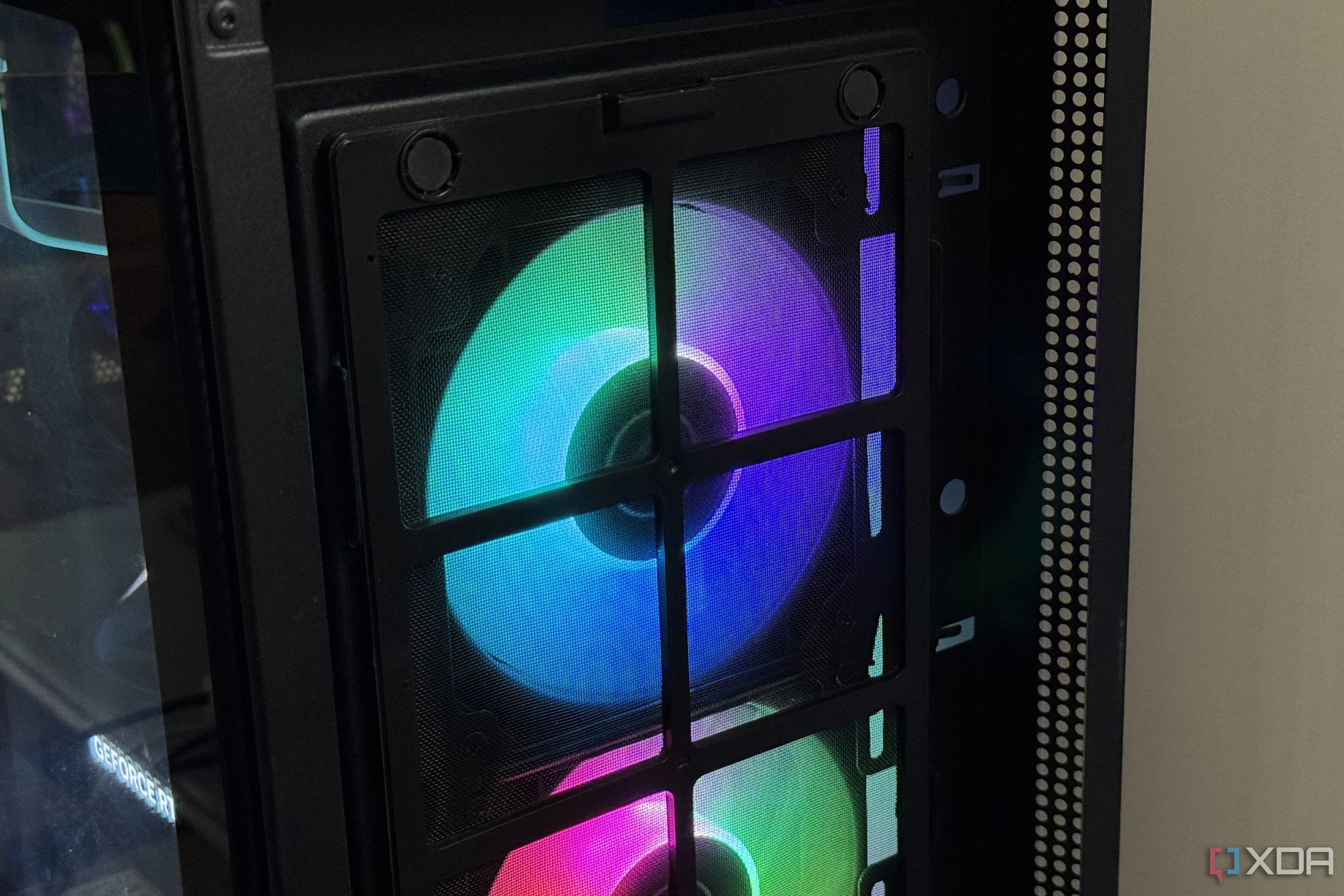 Bộ lọc bụi của PC đã được làm sạch hoàn toàn bằng DataVac, giúp tối ưu luồng khí và tăng hiệu suất làm mát