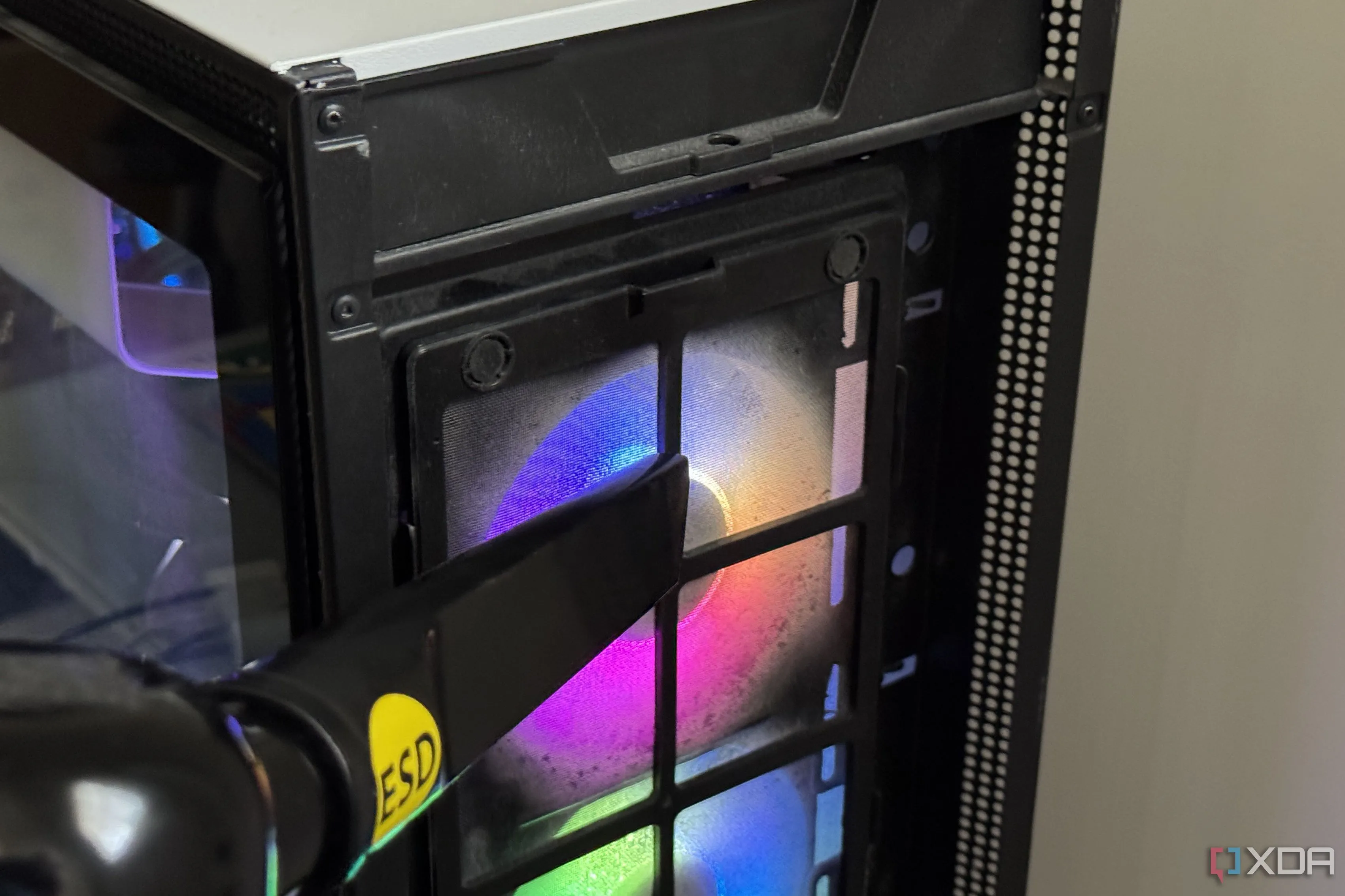 Bộ lọc bụi phía trước của vỏ case PC bị bám đầy bụi bẩn, ảnh hưởng đến hiệu quả tản nhiệt của máy tính
