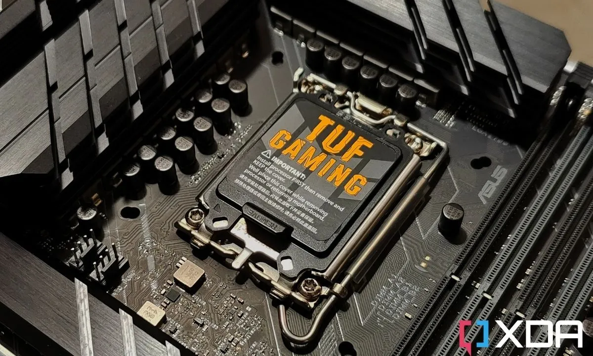 Bo mạch chủ ASUS TUF Gaming Z690-Plus WiFi D4 hiển thị các cổng kết nối và khe cắm