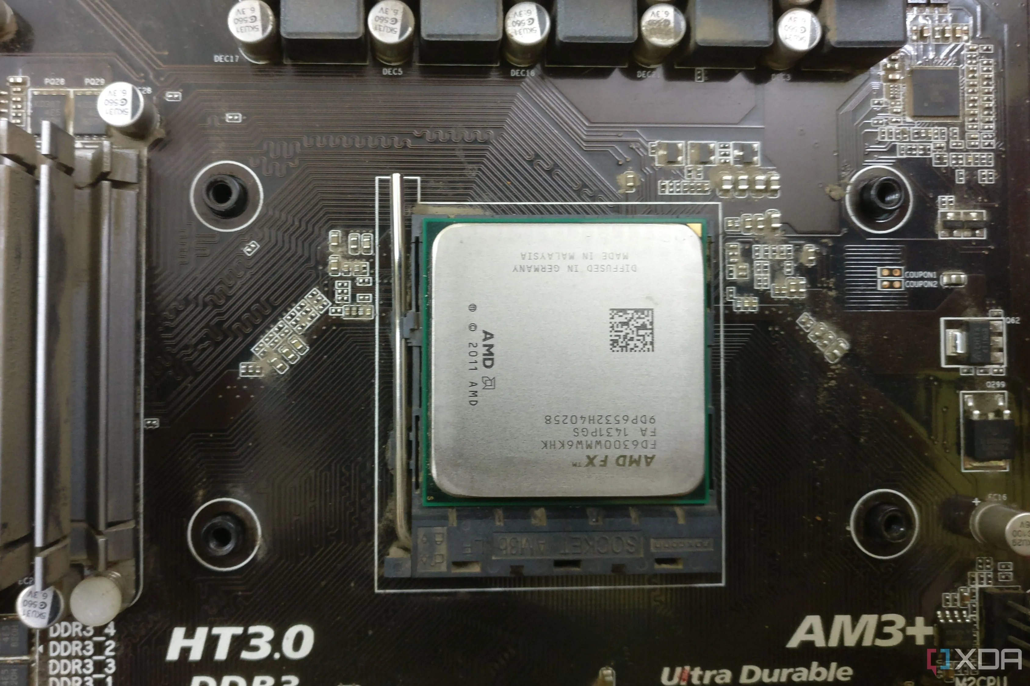 Bo mạch chủ Gigabyte AM3+ và CPU AMD FX-6300, minh họa các thế hệ chip cũ